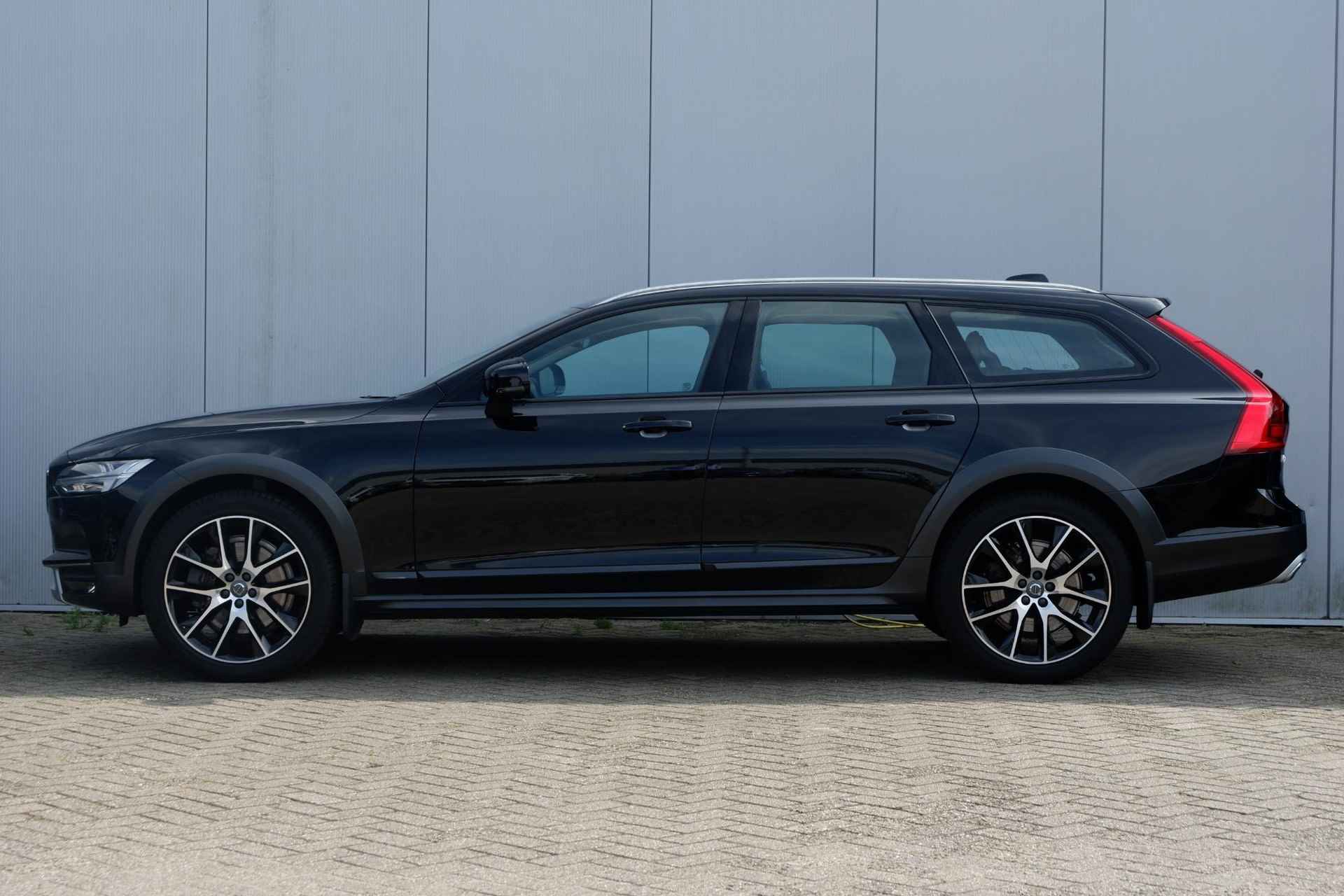 Volvo V90 Cross Country D5 235PK AUT8 Pro, Bowers&Wilkins Audio, Trekhaak semi elektrisch, Massagestoelen, Head-Up Display, 360 graden camera, Adaptieve Cruise Control met Pilot Assist, Actieve Bochtverlichting, Stoelventilatie, Panoramadak, BLIS Dodehoekassistent, Stoelverwarming voor + achter, Lederen dashboard, Stoelen met geheugenfunctie - 2/12