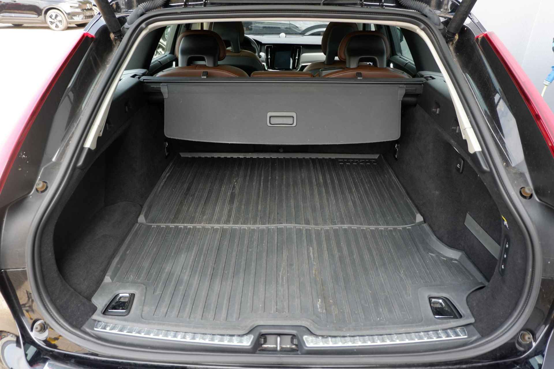 Volvo V90 Cross Country D5 235PK AUT8 Pro, Bowers&Wilkins Audio, Trekhaak semi elektrisch, Massagestoelen, Head-Up Display, 360 graden camera, Adaptieve Cruise Control met Pilot Assist, Actieve Bochtverlichting, Stoelventilatie, Panoramadak, BLIS Dodehoekassistent, Stoelverwarming voor + achter, Lederen dashboard, Stoelen met geheugenfunctie - 8/12