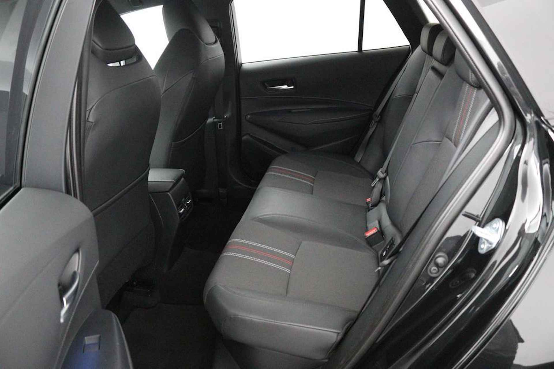 Toyota Corolla Touring Sports 2.0 Hybrid GR-Sport | Trekhaak | parkeersensoren voor en achter | Sportstoelen met stoelverwarming | - 18/50