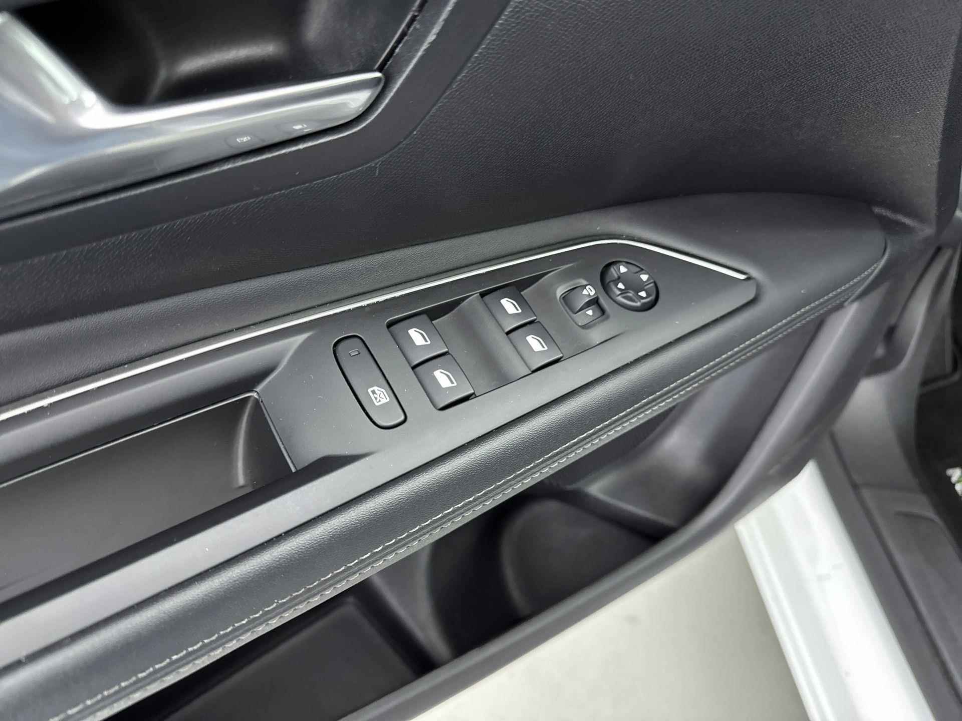 Peugeot 3008 SUV 1.2 130 pk Blue Lease Premium Automaat | Navigatie | Camera | Elektrische Achterklep | CarPlay - 17/38