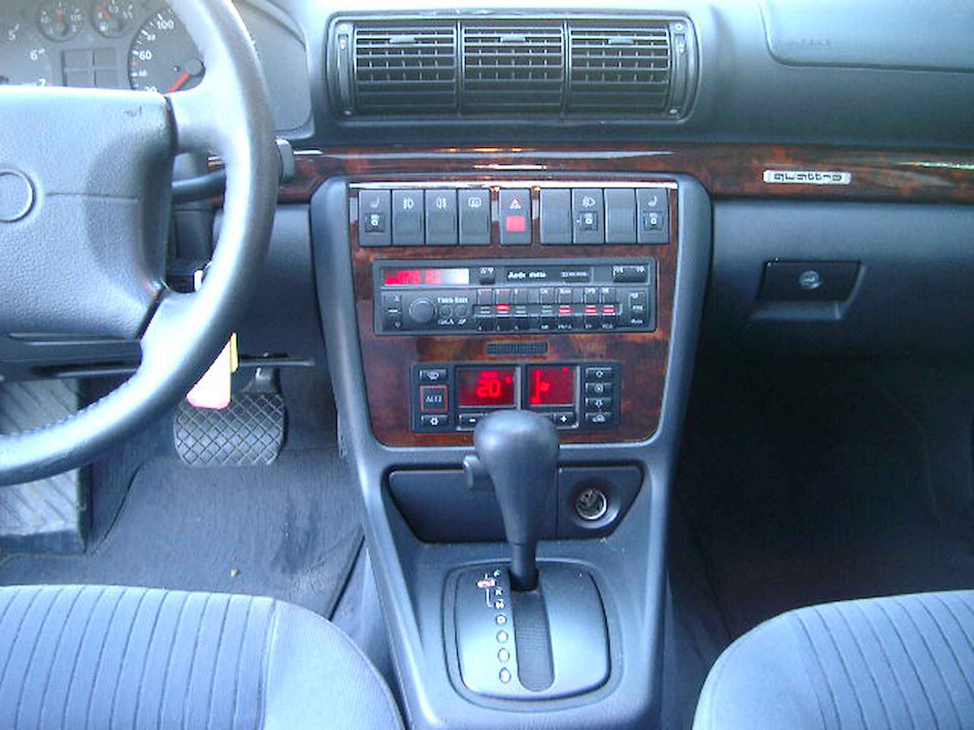 Audi A4 Limousine 2.8 quattro automaat youngtimer airco (ecc), elektrische ramen, cruise control, notenhout inleg elektrisch glazen schuif/kanteldak - 9/28