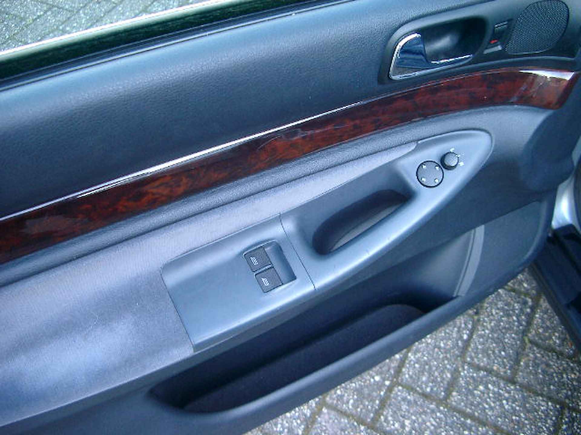 Audi A4 Limousine 2.8 quattro automaat youngtimer airco (ecc), elektrische ramen, cruise control, notenhout inleg elektrisch glazen schuif/kanteldak - 13/28