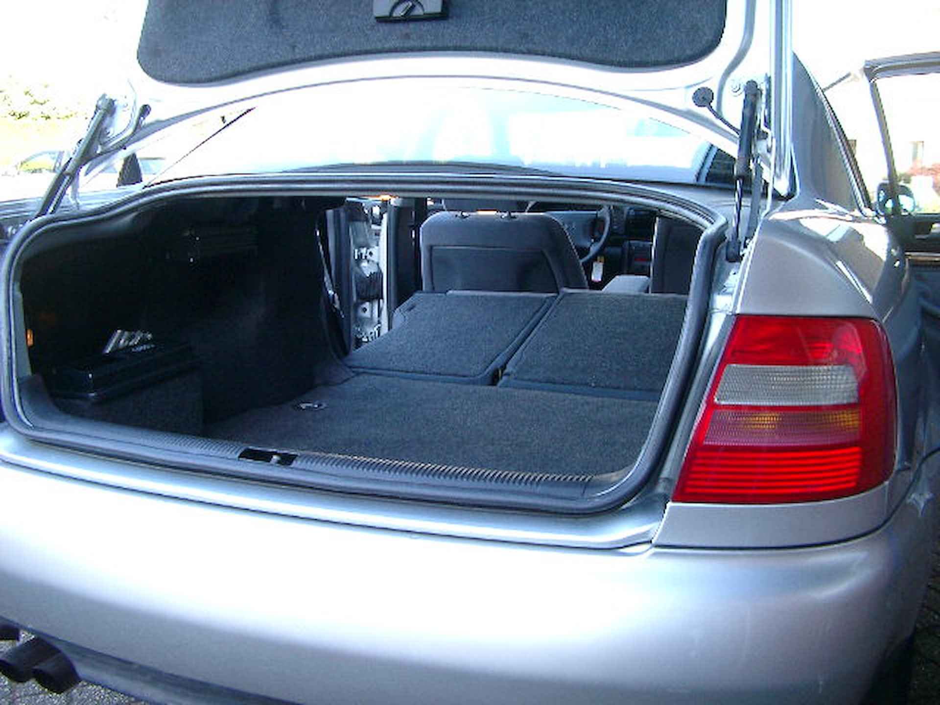 Audi A4 Limousine 2.8 quattro automaat youngtimer airco (ecc), elektrische ramen, cruise control, notenhout inleg elektrisch glazen schuif/kanteldak - 20/28