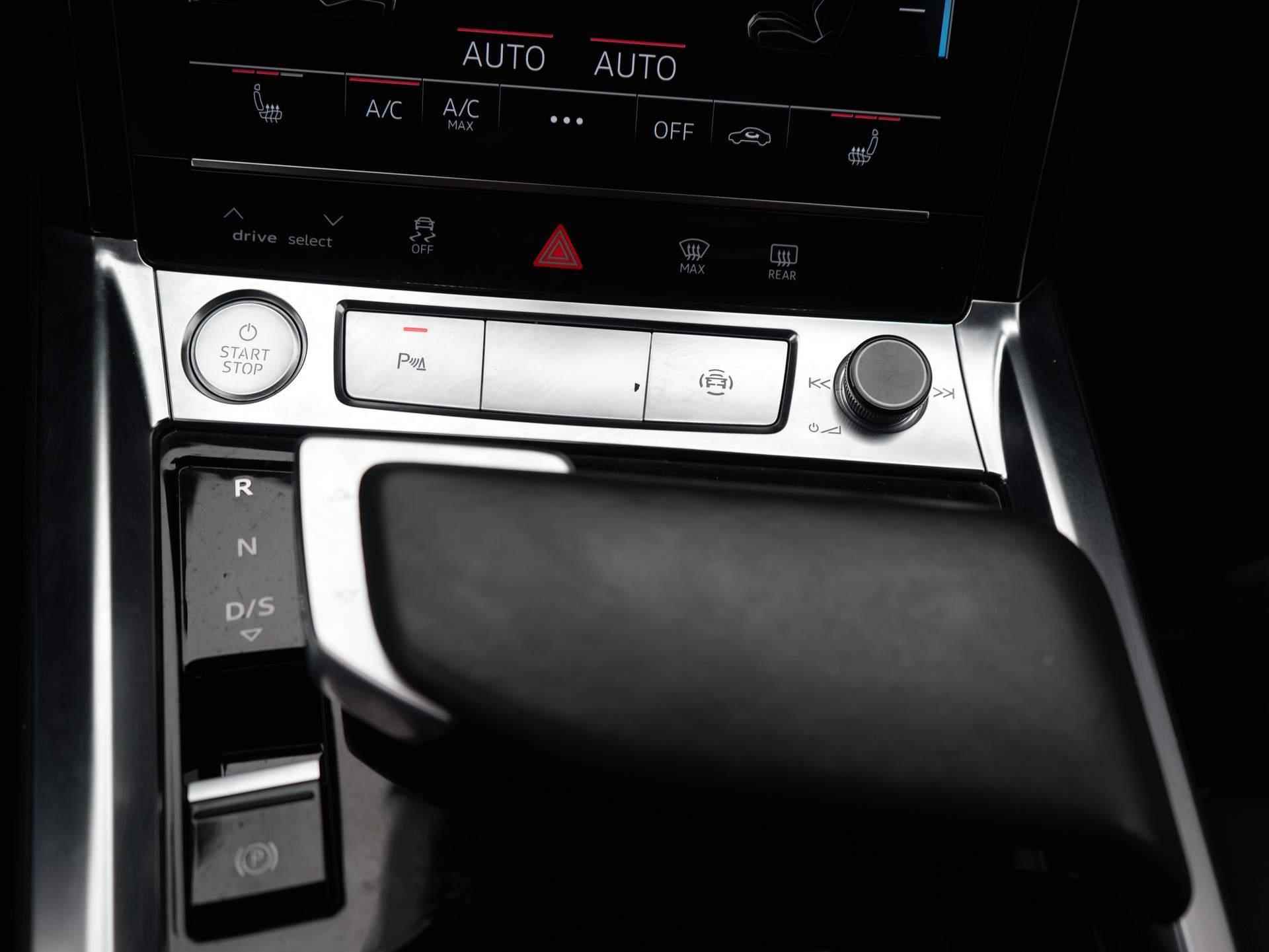 Audi E-Tron 50 Quattro Launch edition Black 71 kWh S-Line | Navi | Clima | Adaptive Cruise | LED | Panoramadak | Trekhaak | 20" - 26/57