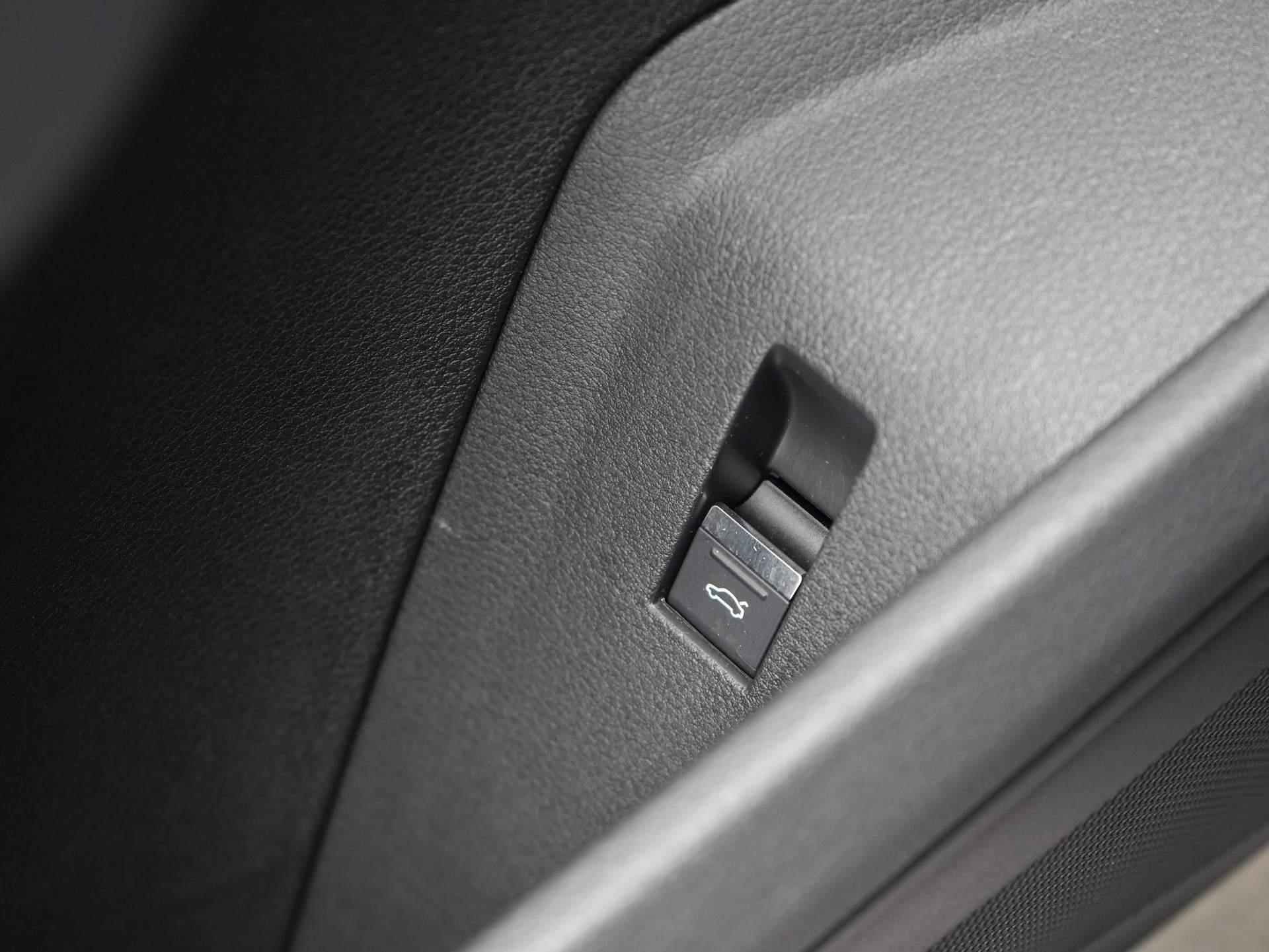 Audi E-Tron 50 Quattro Launch edition Black 71 kWh S-Line | Navi | Clima | Adaptive Cruise | LED | Panoramadak | Trekhaak | 20" - 32/57