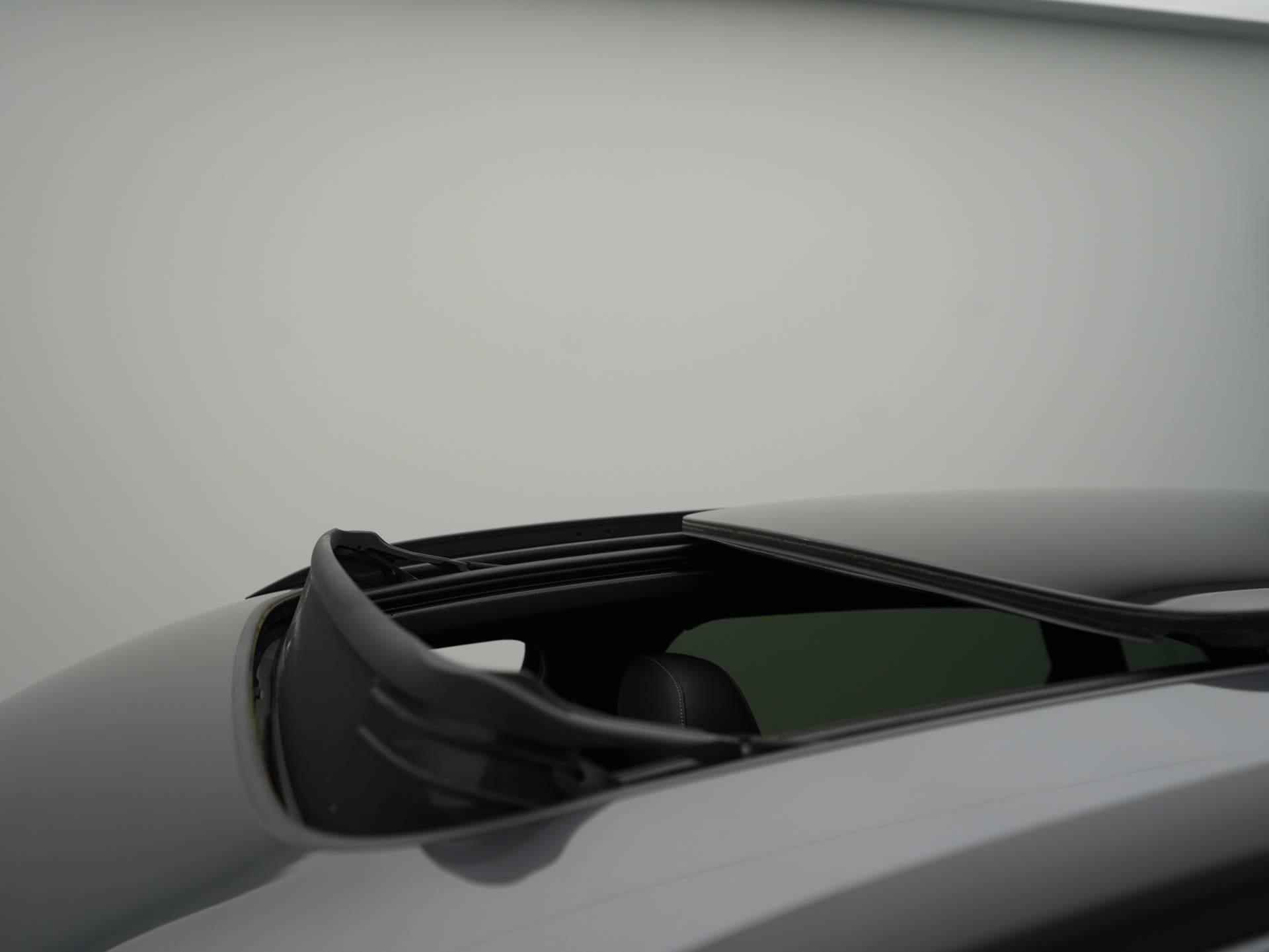 Audi E-Tron 50 Quattro Launch edition Black 71 kWh S-Line | Navi | Clima | Adaptive Cruise | LED | Panoramadak | Trekhaak | 20" - 36/57
