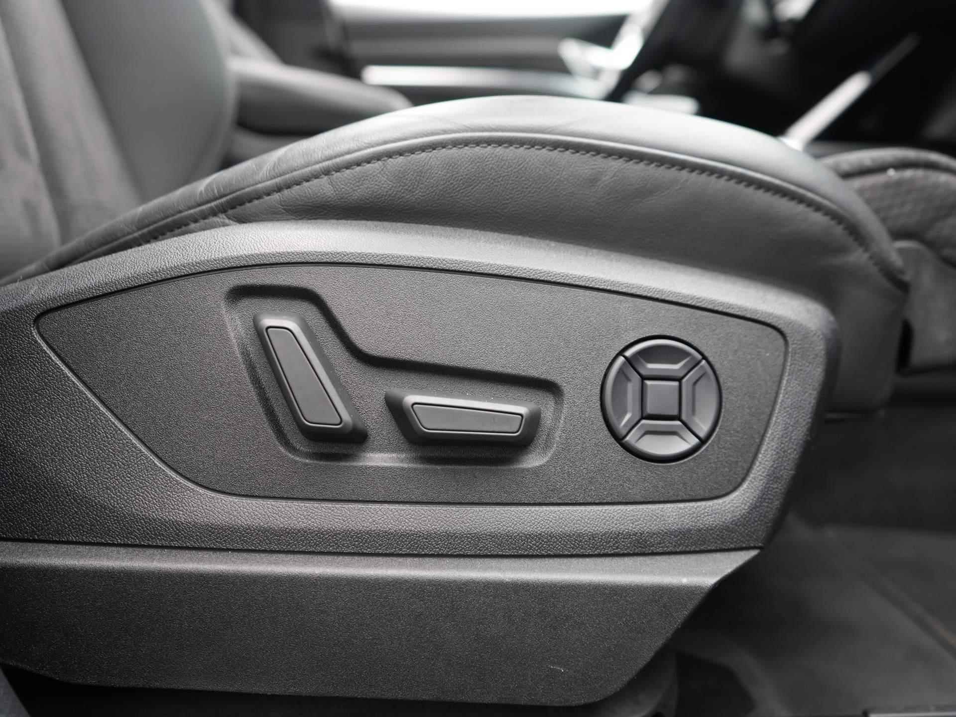 Audi E-Tron 50 Quattro Launch edition Black 71 kWh S-Line | Navi | Clima | Adaptive Cruise | LED | Panoramadak | Trekhaak | 20" - 40/57