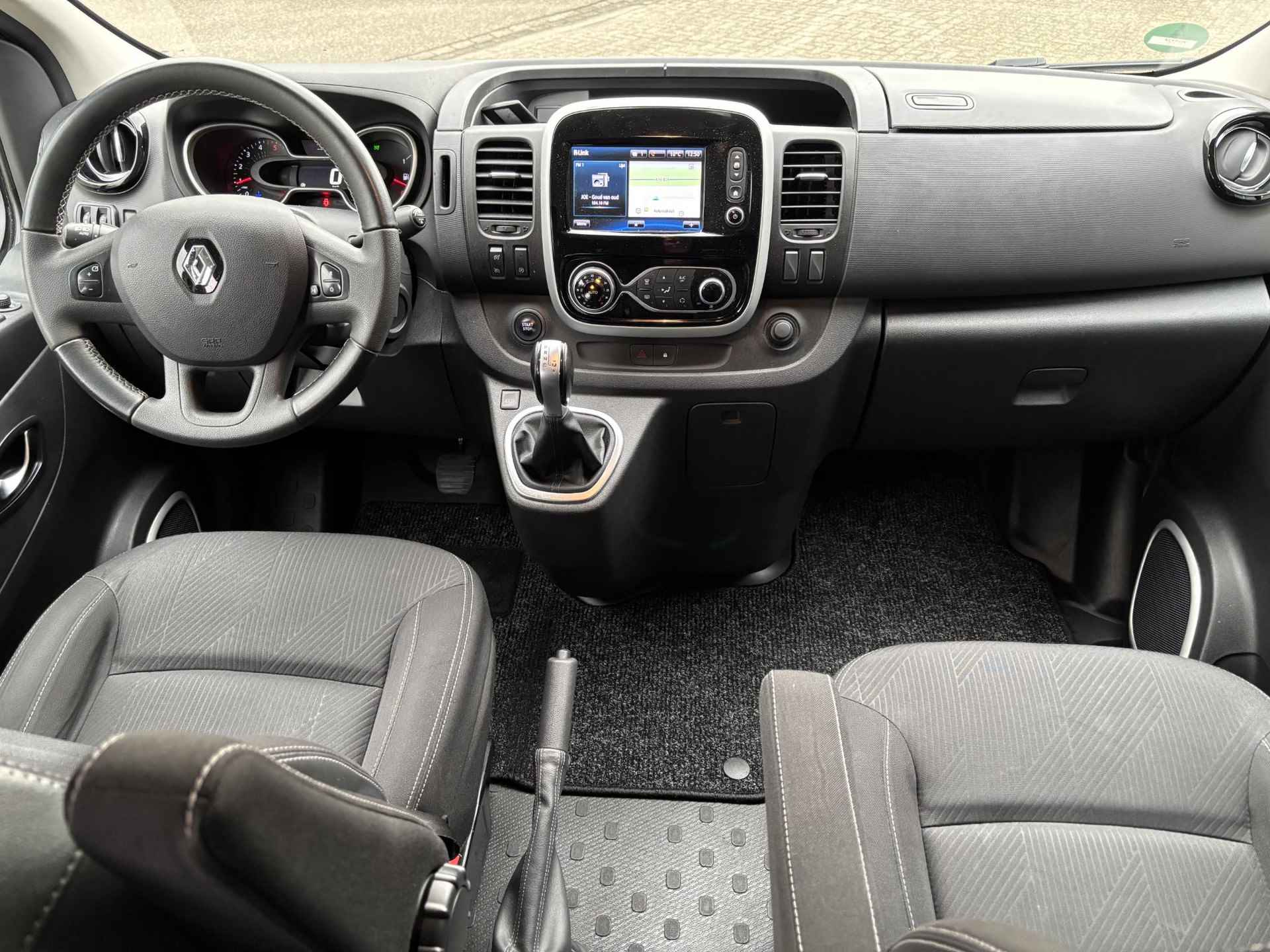 Renault Trafic 2.0 dCi 170 T29 L2H1 DC Luxe AUTOMAAT / Navigatie-pakket / Pack Visibilité / Achteruitrijcamera / Zijschuifdeur links + rechts / Trekhaak / Automatische airco / Keyless entry / Passagiersstoel + airbag / - 2/37