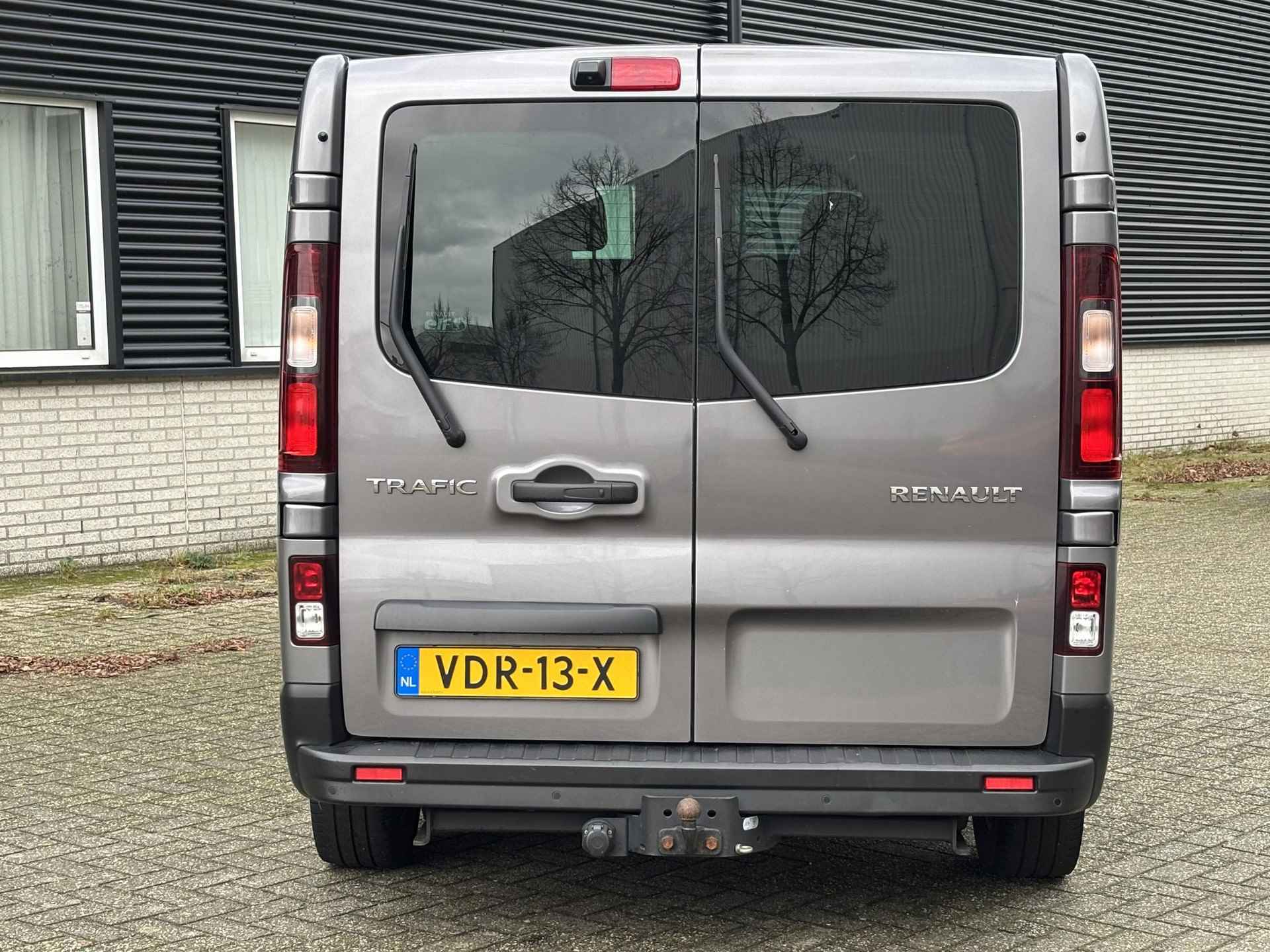 Renault Trafic 2.0 dCi 170 T29 L2H1 DC Luxe AUTOMAAT / Navigatie-pakket / Pack Visibilité / Achteruitrijcamera / Zijschuifdeur links + rechts / Trekhaak / Automatische airco / Keyless entry / Passagiersstoel + airbag / - 13/37