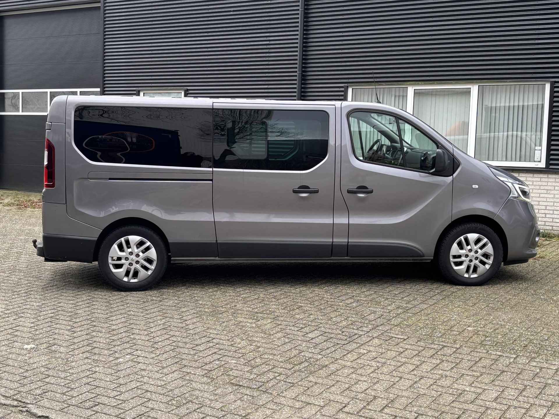 Renault Trafic 2.0 dCi 170 T29 L2H1 DC Luxe AUTOMAAT / Navigatie-pakket / Pack Visibilité / Achteruitrijcamera / Zijschuifdeur links + rechts / Trekhaak / Automatische airco / Keyless entry / Passagiersstoel + airbag / - 17/37