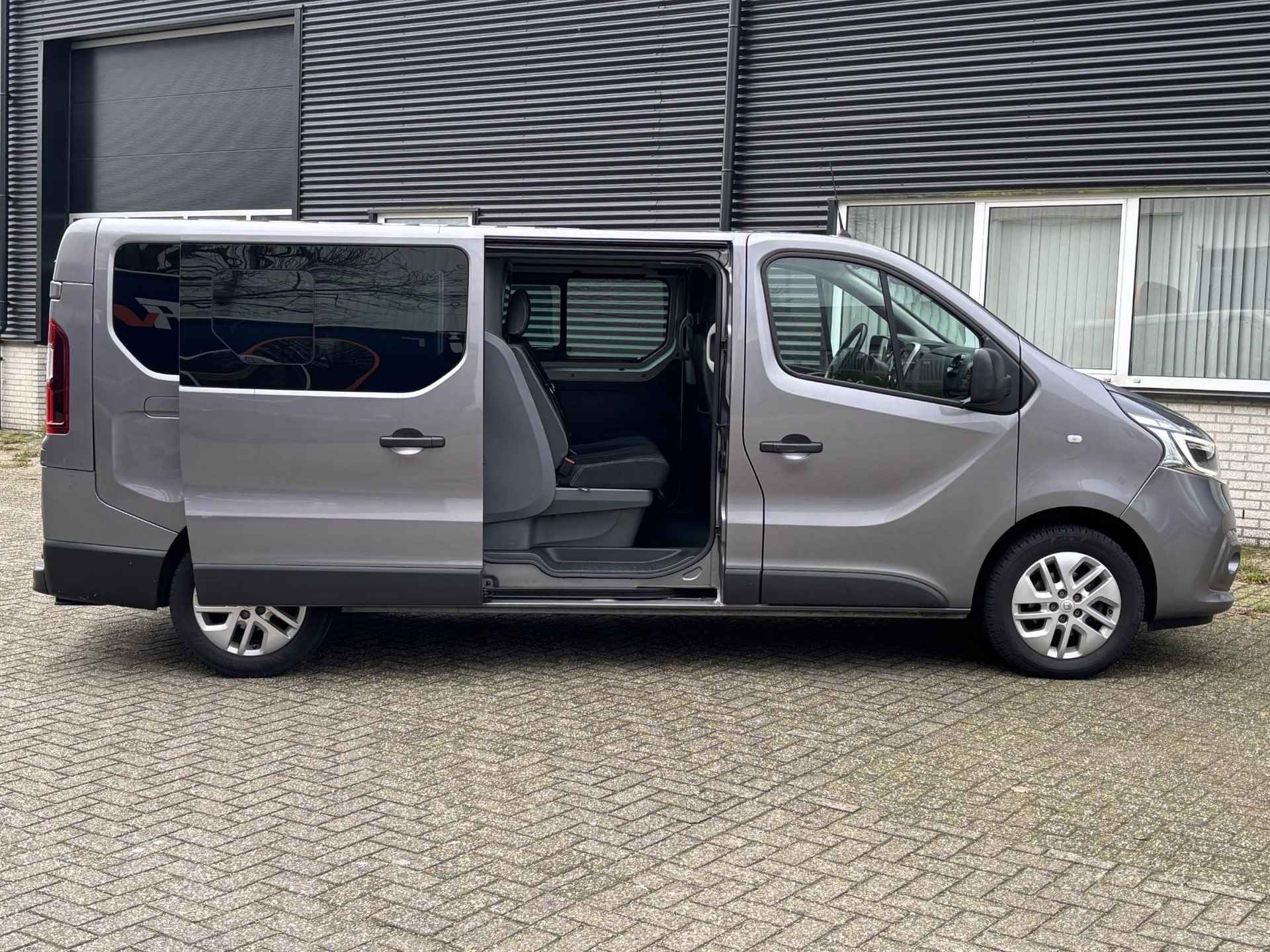 Renault Trafic 2.0 dCi 170 T29 L2H1 DC Luxe AUTOMAAT / Navigatie-pakket / Pack Visibilité / Achteruitrijcamera / Zijschuifdeur links + rechts / Trekhaak / Automatische airco / Keyless entry / Passagiersstoel + airbag / - 18/37