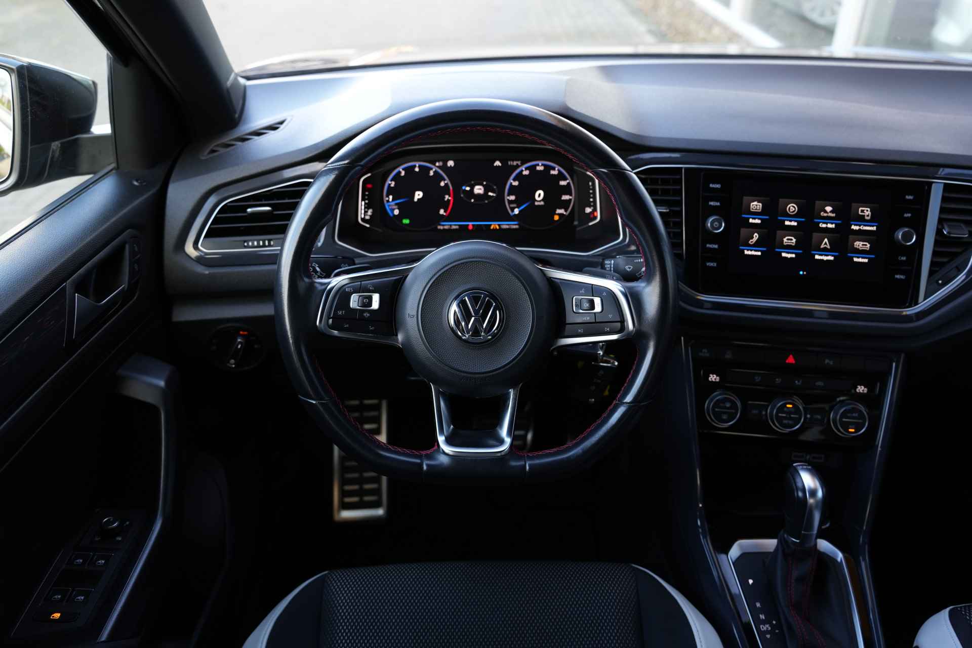 Volkswagen T-Roc 1.5 TSI Sport Automaat | Navigatie | Digitaal Dashboard | Camera - 28/33