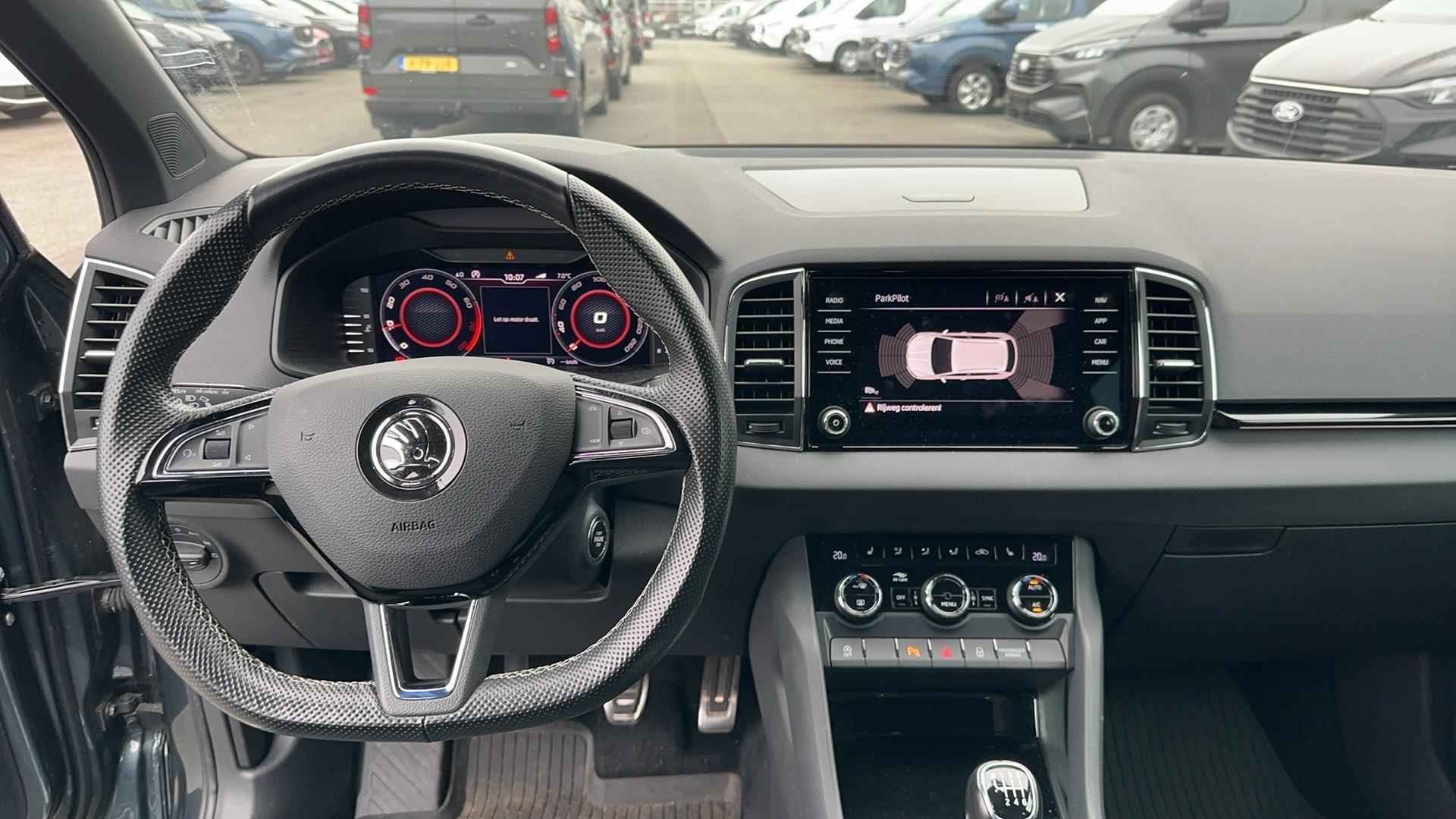 Skoda Karoq 1.5 TSI ACT Sportline Business 150 PK | Trekhaak | Navigatie | Achteruitrijcamera | Parkeersensoren | Elektrische Achterklep | Virtual cockpit | Apple Carplay & Andriod Auto | Lichtmetalen Velgen | Stoelverwarming | Climate Control | - 9/30