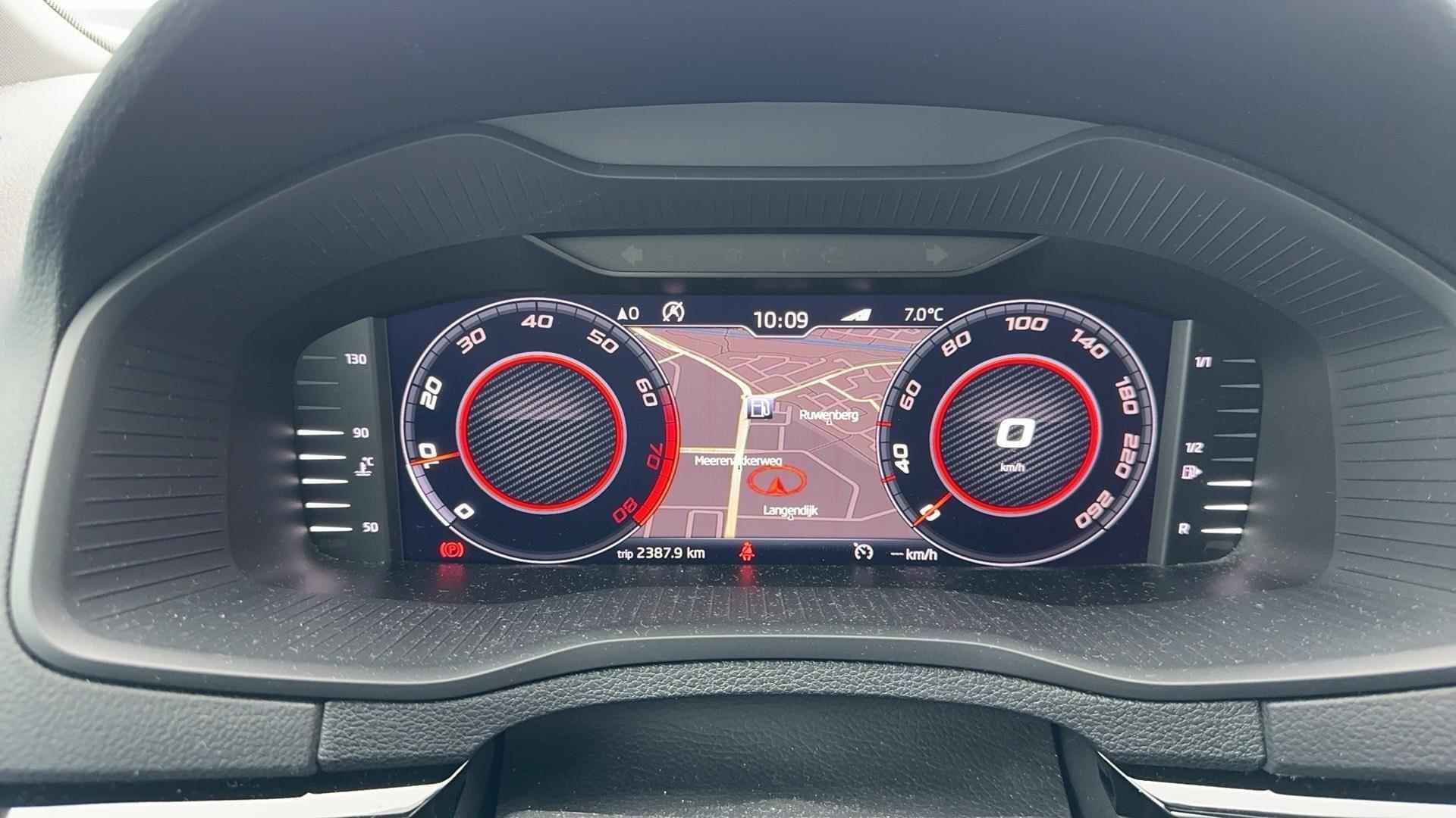 Skoda Karoq 1.5 TSI ACT Sportline Business 150 PK | Trekhaak | Navigatie | Achteruitrijcamera | Parkeersensoren | Elektrische Achterklep | Virtual cockpit | Apple Carplay & Andriod Auto | Lichtmetalen Velgen | Stoelverwarming | Climate Control | - 22/30