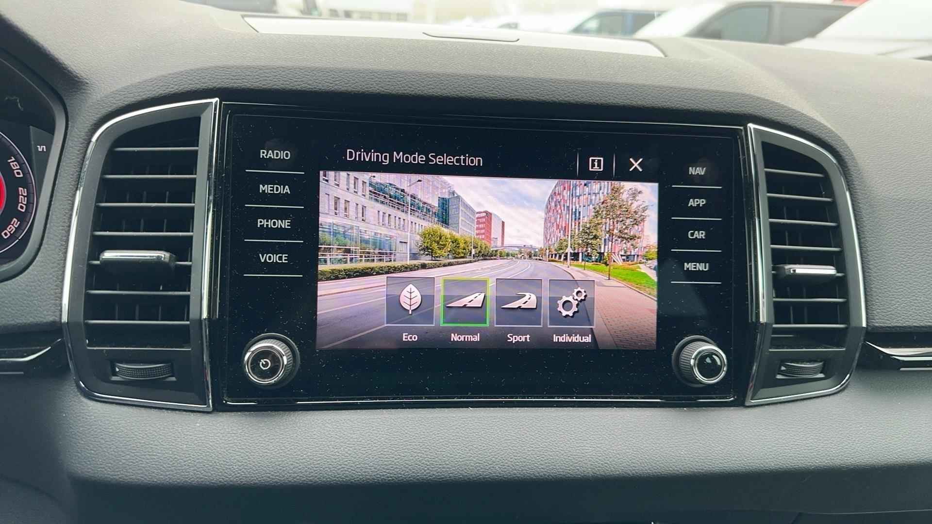 Skoda Karoq 1.5 TSI ACT Sportline Business 150 PK | Trekhaak | Navigatie | Achteruitrijcamera | Parkeersensoren | Elektrische Achterklep | Virtual cockpit | Apple Carplay & Andriod Auto | Lichtmetalen Velgen | Stoelverwarming | Climate Control | - 27/30