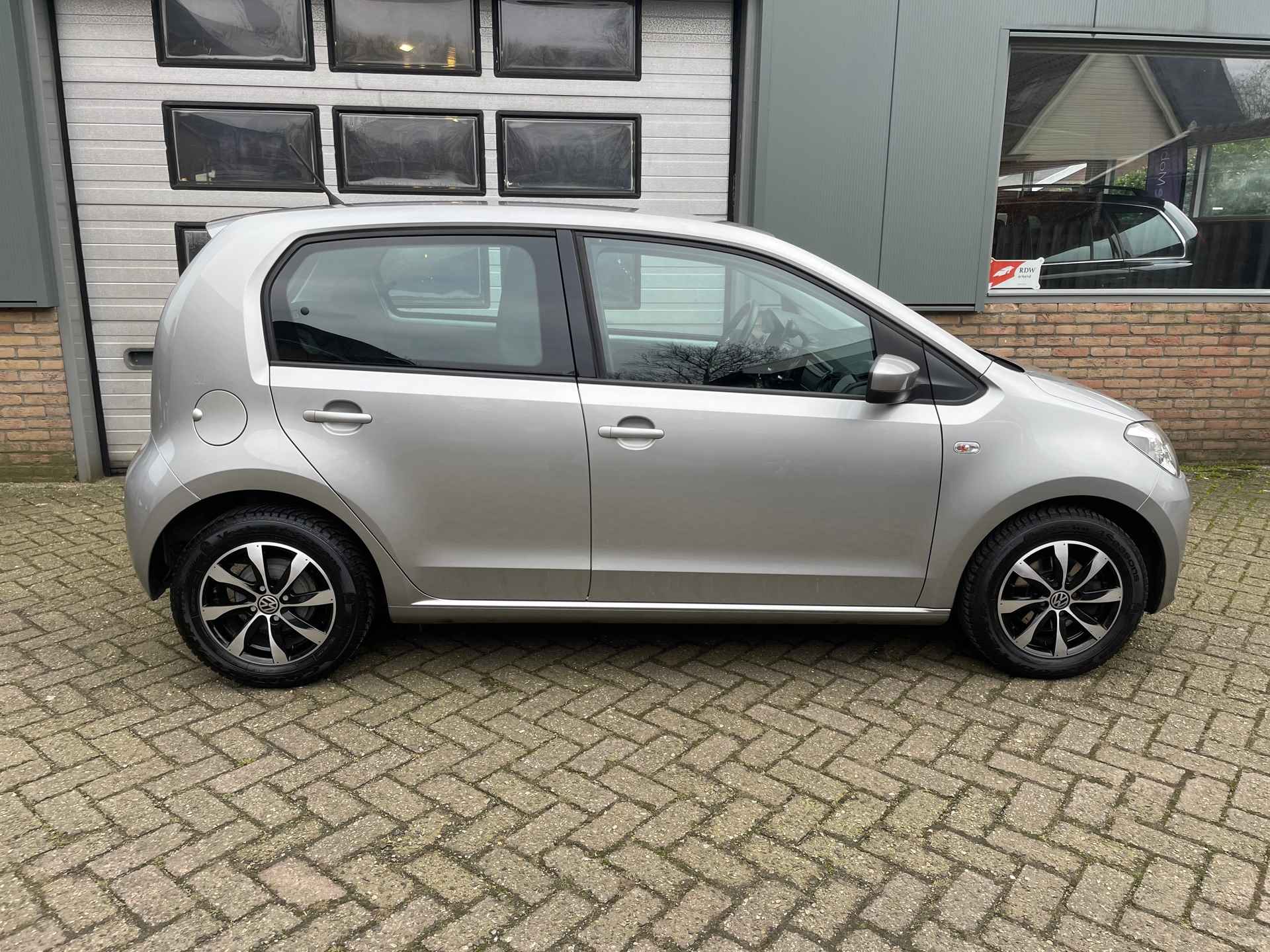 Volkswagen Up! 1.0 move up! BlueMotion Automaat - 5/17