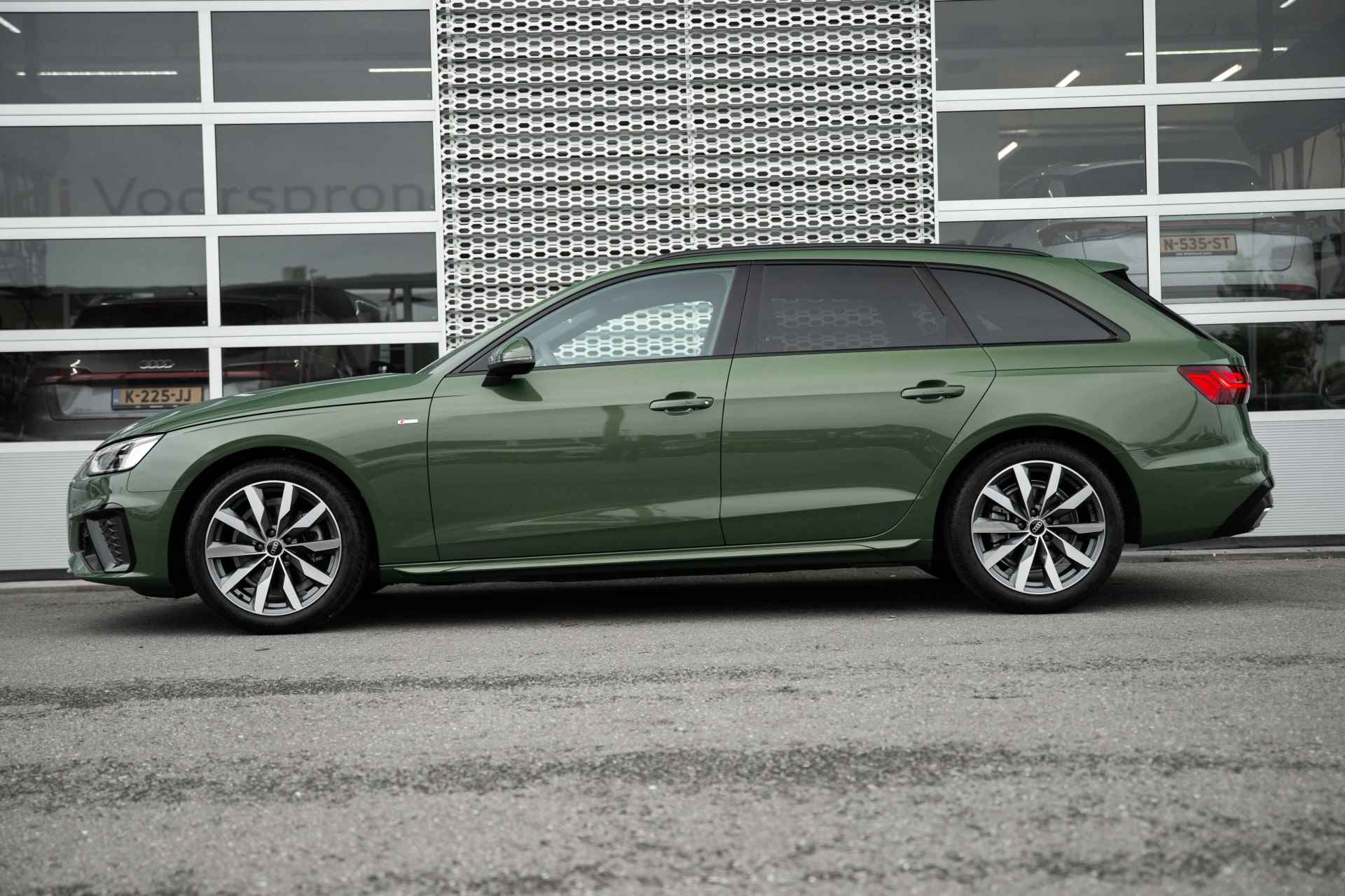 Audi A4 Avant 35 TFSI S edition Competition | Stoelverwarming | Parkeersensoren | 18" - 6/61