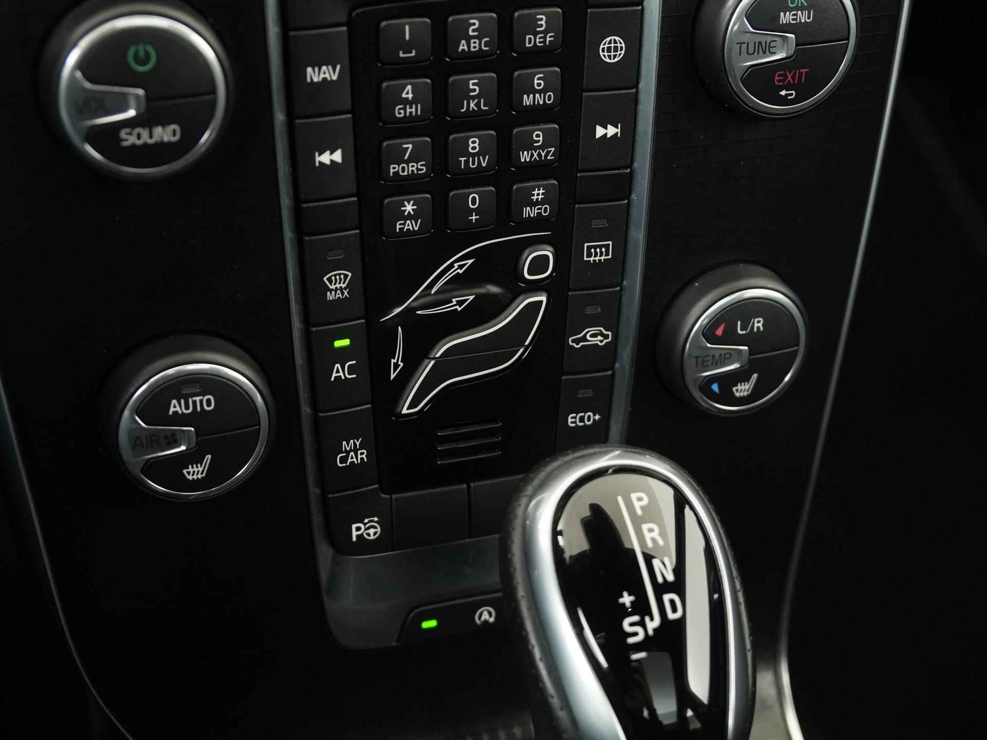 Volvo V40 2.0 T4 Sport R-Design Automaat | Panoramadak | Leder | Zondag Open! - 10/36