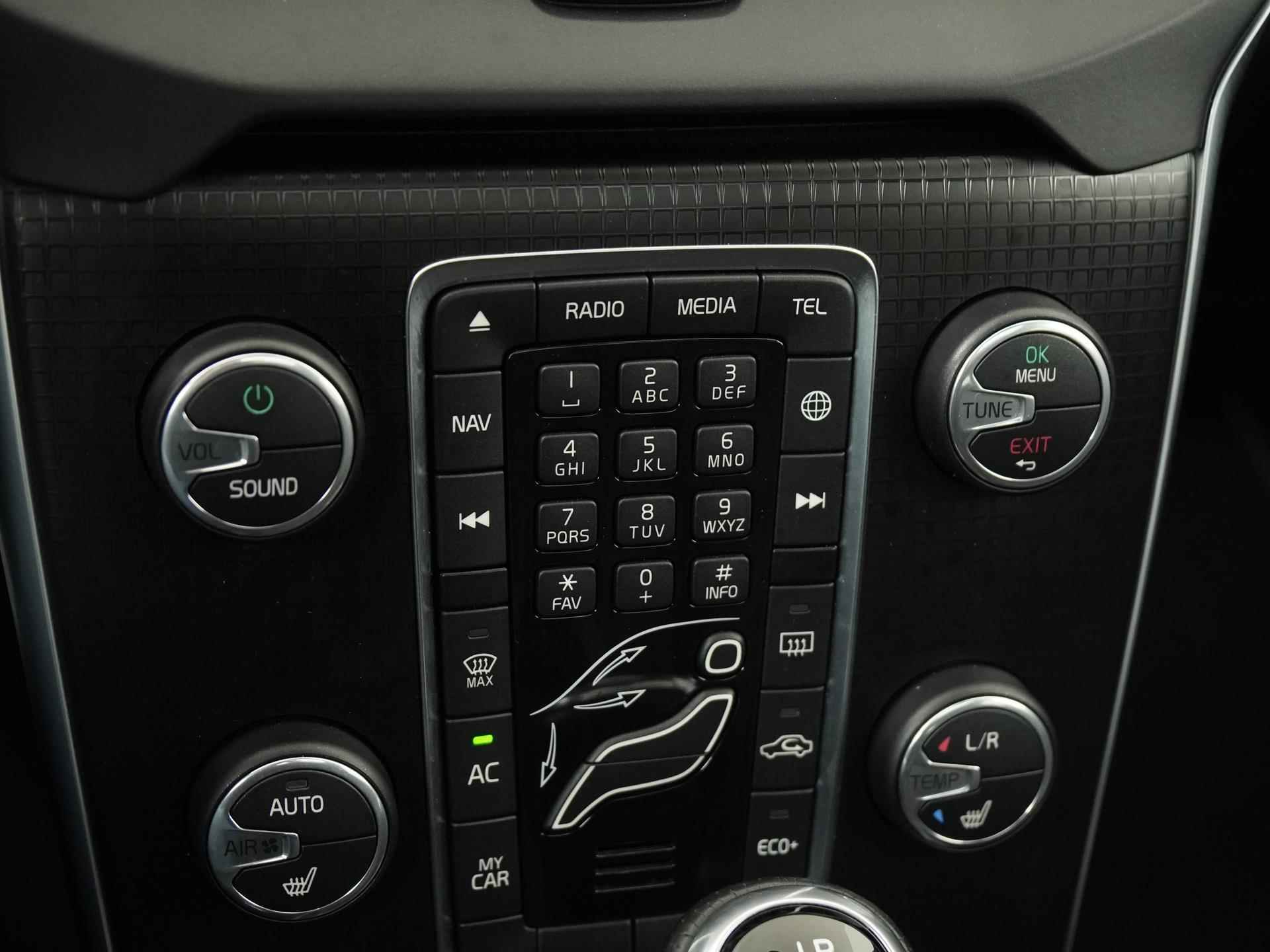 Volvo V40 2.0 T4 Sport R-Design Automaat | Panoramadak | Leder | Zondag Open! - 12/36