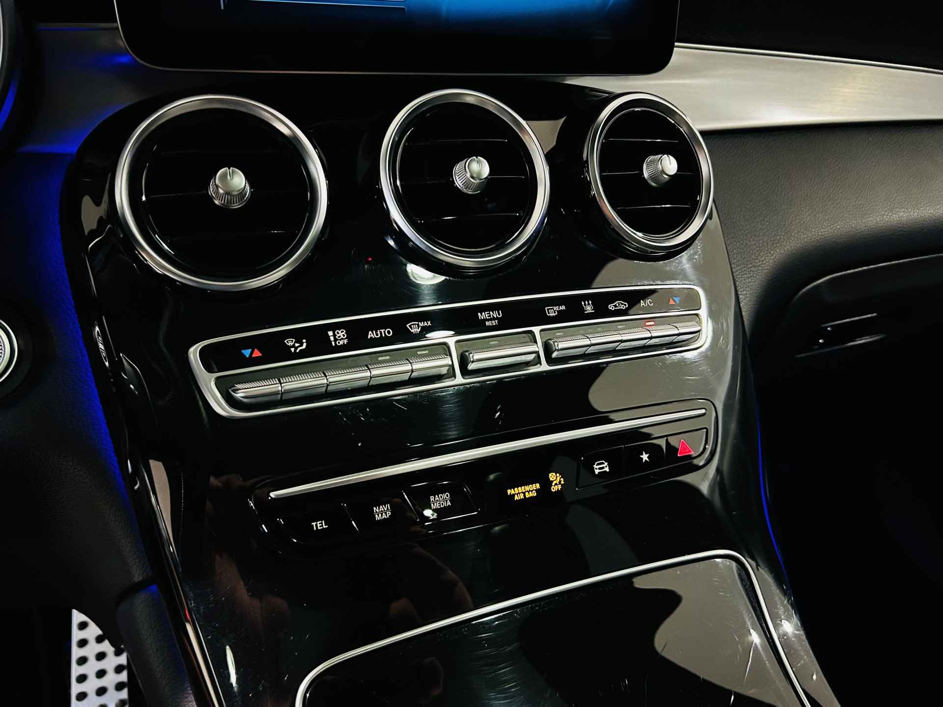 Mercedes-Benz GLC 300e AMG 4Matic // Burmester // Panoramadak // MultiBeam LED // 360 Camera // Digitaal dashbord // Sfeerverlichting - 33/53