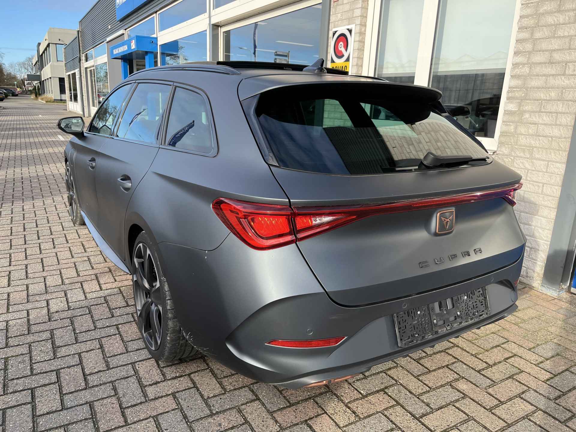 CUPRA Leon Sportstourer 1.4 e-Hybrid VZ Black Edition / AUTOMAAT/ 245 PK/ PANO/ EXCLUSIEVE LAK/ CAMERA/ PARK. SENSOREN/ LEDEREN MEMORY SEATS/ DCC/ DODE HOEK/ KEYLESS/ MATRIX/ STOEL-STUURVERWARM./ ADAPT. CRUISE/ APP-CONNECT/ NAVI/ CLIMA/ DAB - 6/43