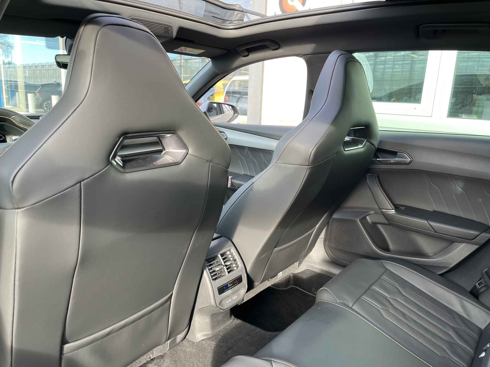 CUPRA Leon Sportstourer 1.4 e-Hybrid VZ Black Edition / AUTOMAAT/ 245 PK/ PANO/ EXCLUSIEVE LAK/ CAMERA/ PARK. SENSOREN/ LEDEREN MEMORY SEATS/ DCC/ DODE HOEK/ KEYLESS/ MATRIX/ STOEL-STUURVERWARM./ ADAPT. CRUISE/ APP-CONNECT/ NAVI/ CLIMA/ DAB - 37/43