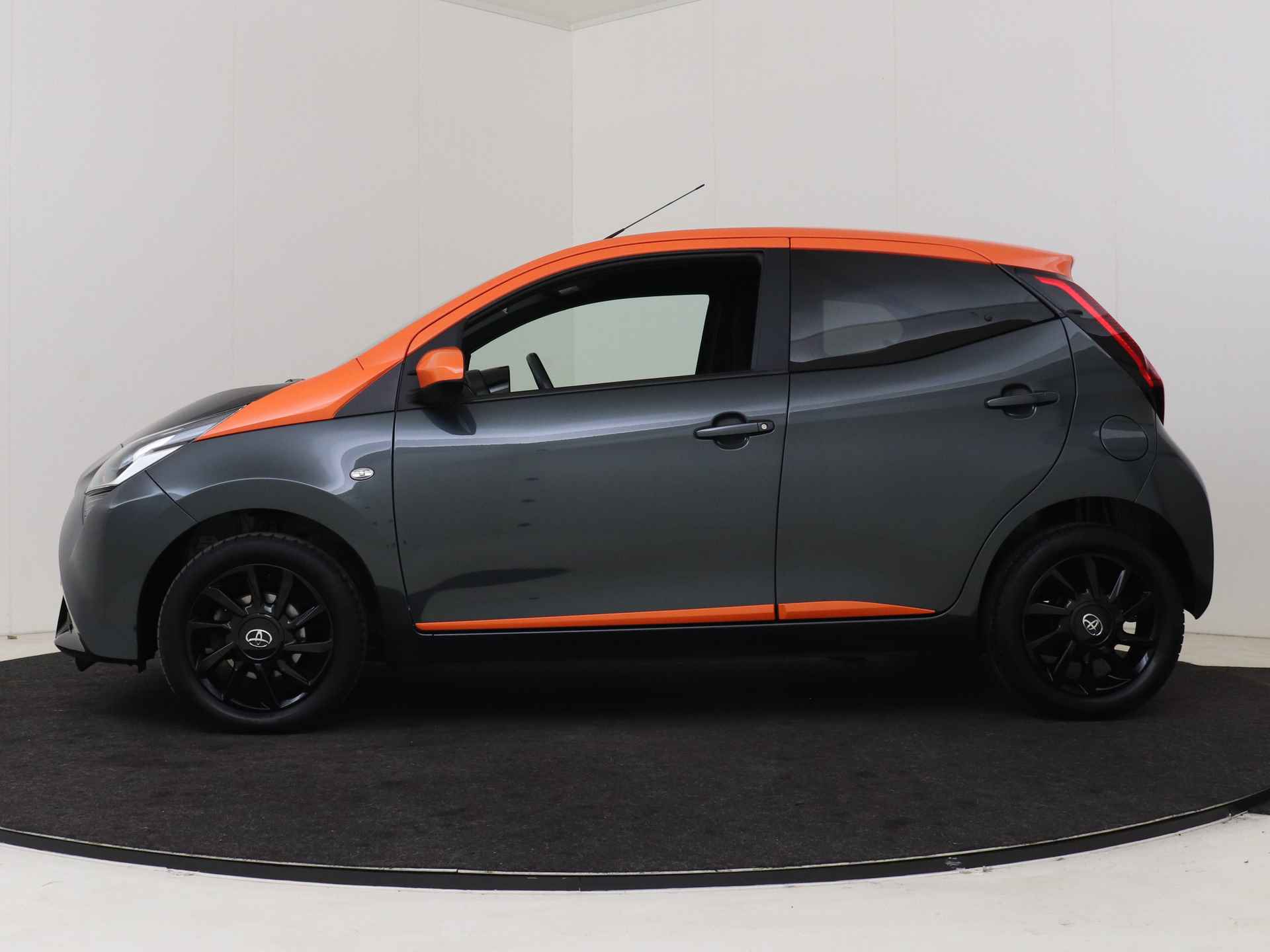 Toyota Aygo 1.0 VVT-i x-JBL I Apple Carplay/Android Auto I Climate Control I Camera I USB I LM Velgen I 1e Eigenaar I Volledig LOUWMAN Onderhouden I JBL Subwoofer I - 4/45