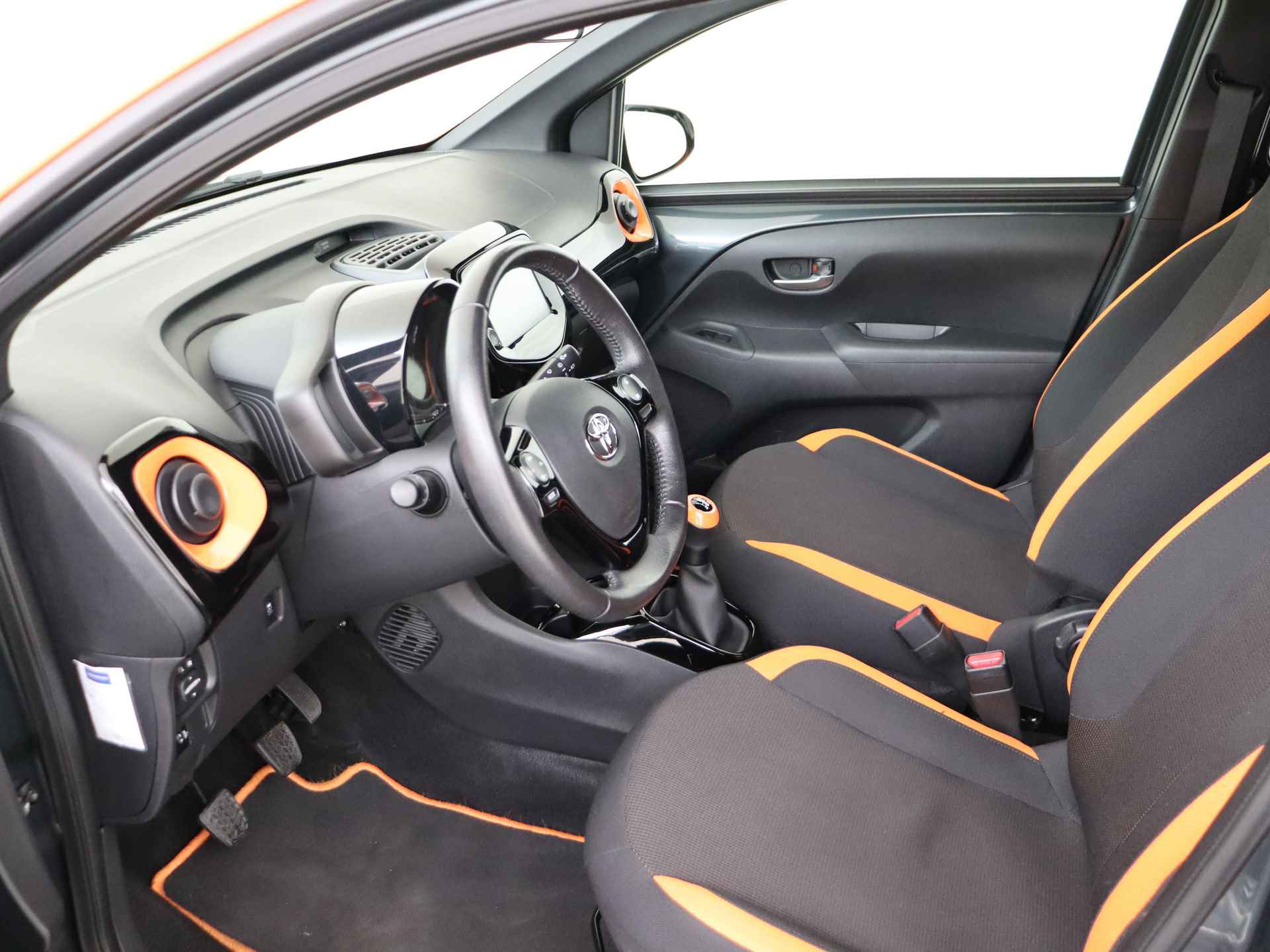 Toyota Aygo 1.0 VVT-i x-JBL I Apple Carplay/Android Auto I Climate Control I Camera I USB I LM Velgen I 1e Eigenaar I Volledig LOUWMAN Onderhouden I JBL Subwoofer I - 20/45