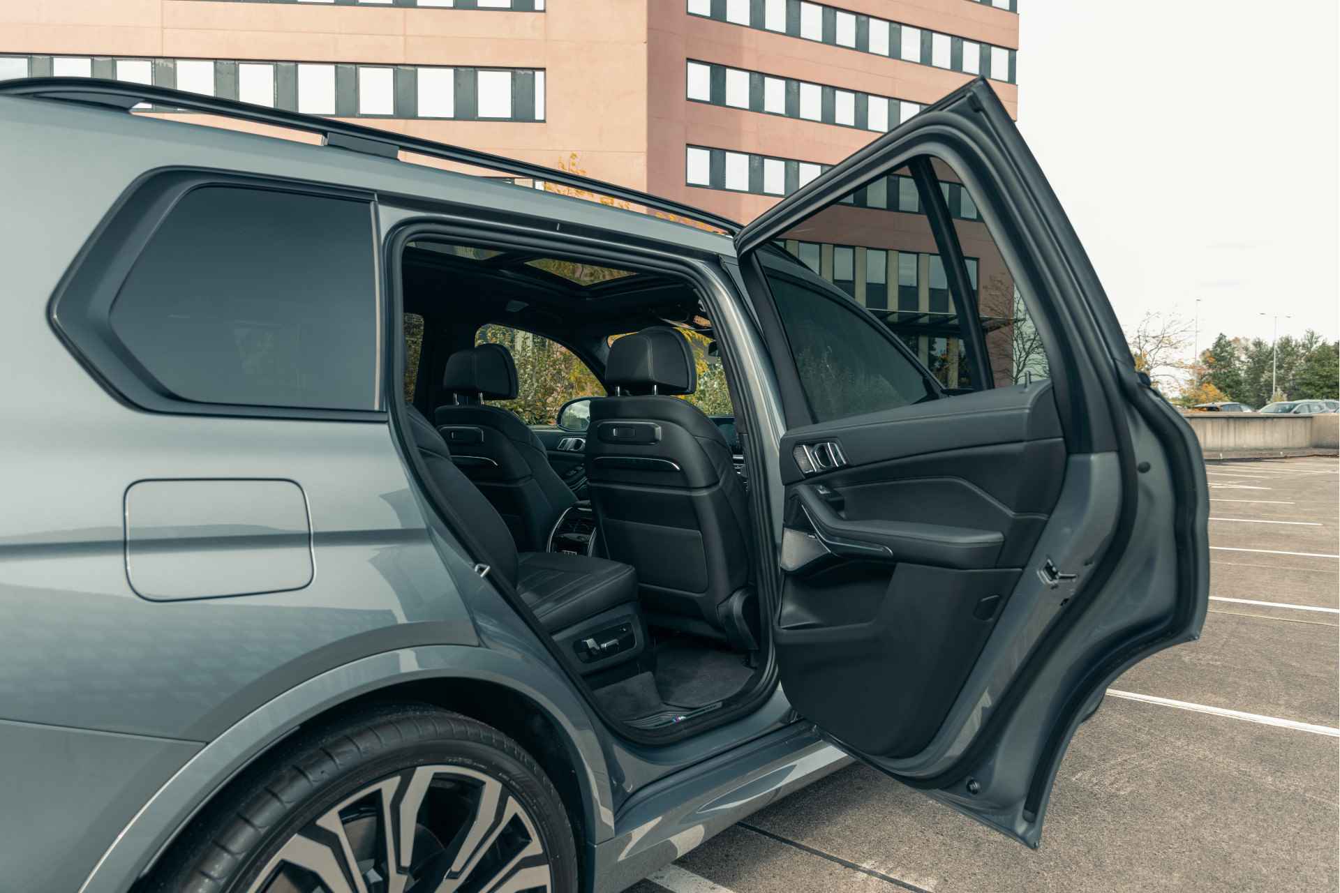 BMW X7 M60i xDrive High Executive Automaat / Panoramadak Sky Lounge / Massagefunctie / Bowers & Wilkins / Parking Assistant Professional / Active Steering / Stoelventilatie - 18/25