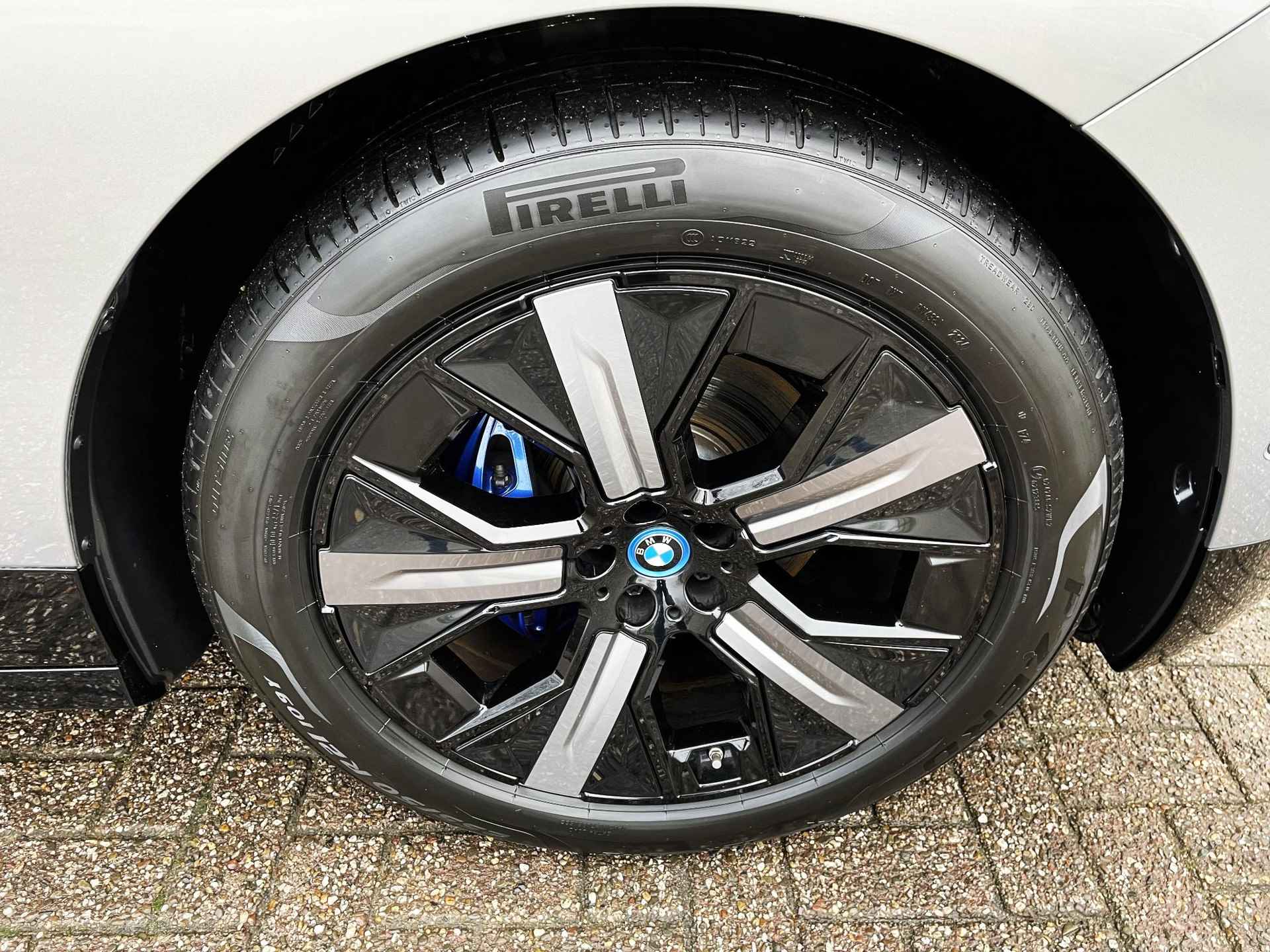 BMW iX xDrive40 High Executive 77 kWh - 8/23