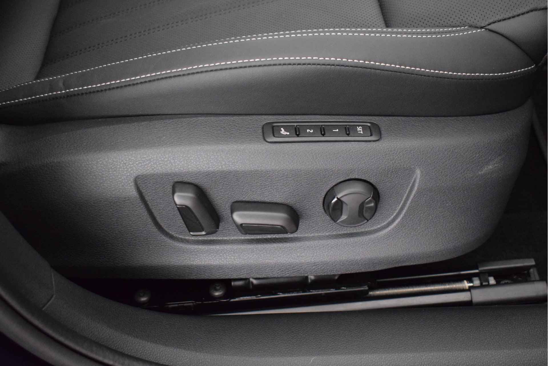 Škoda Superb Combi 1.4 TSI 218pk iV Laurin&Klement Canton Keyless Matrix Led Camera Leder Virtual Cockpit Navigatie - 49/63