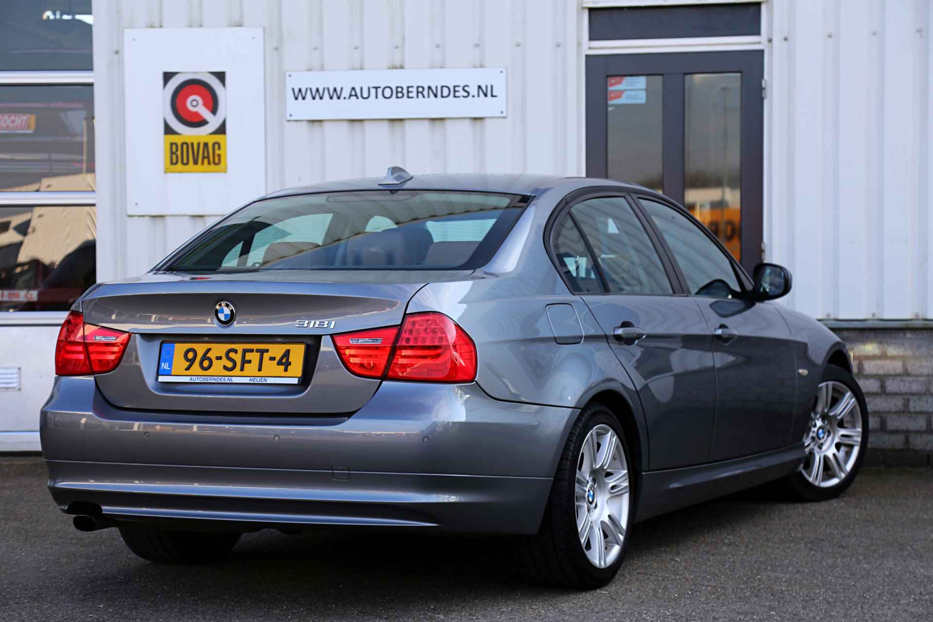 BMW 3 Serie 318i Luxury Line*NL-Auto*Perfect Onderh.*Leder/Navi/Xenon/Cruise-Control/Climate-Control/Parkeersensoren/17 inch LM* - 2/47