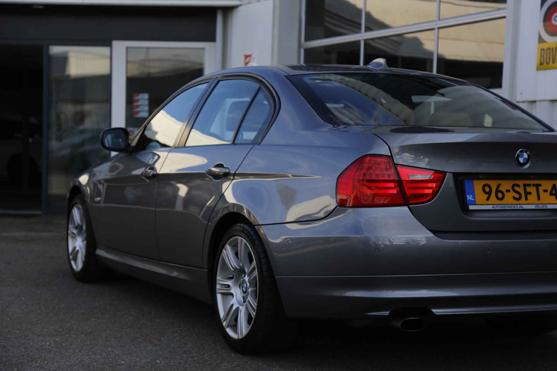 BMW 3 Serie 318i Luxury Line*NL-Auto*Perfect Onderh.*Leder/Navi/Xenon/Cruise-Control/Climate-Control/Parkeersensoren/17 inch LM* - 24/47