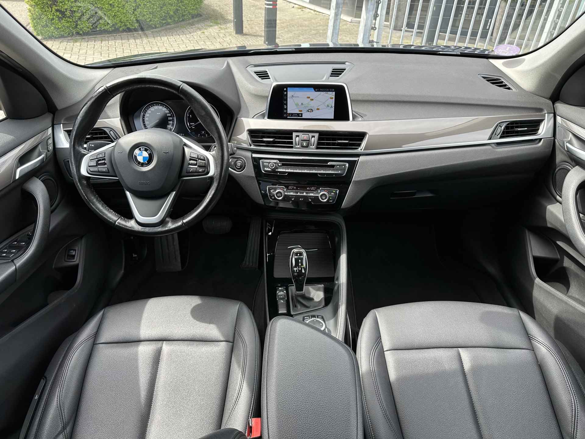 BMW X1 sDrive20i High Executive aut Leer | Navi | HUD | Keyless | Stoel & Stuur verwarming | Alarm - 9/24