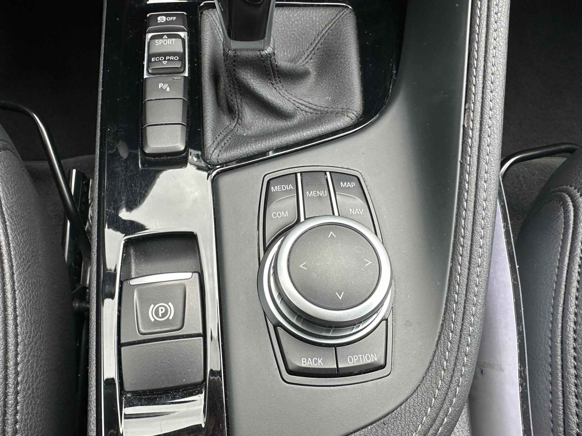 BMW X1 sDrive20i High Executive aut Leer | Navi | HUD | Keyless | Stoel & Stuur verwarming | Alarm - 15/24