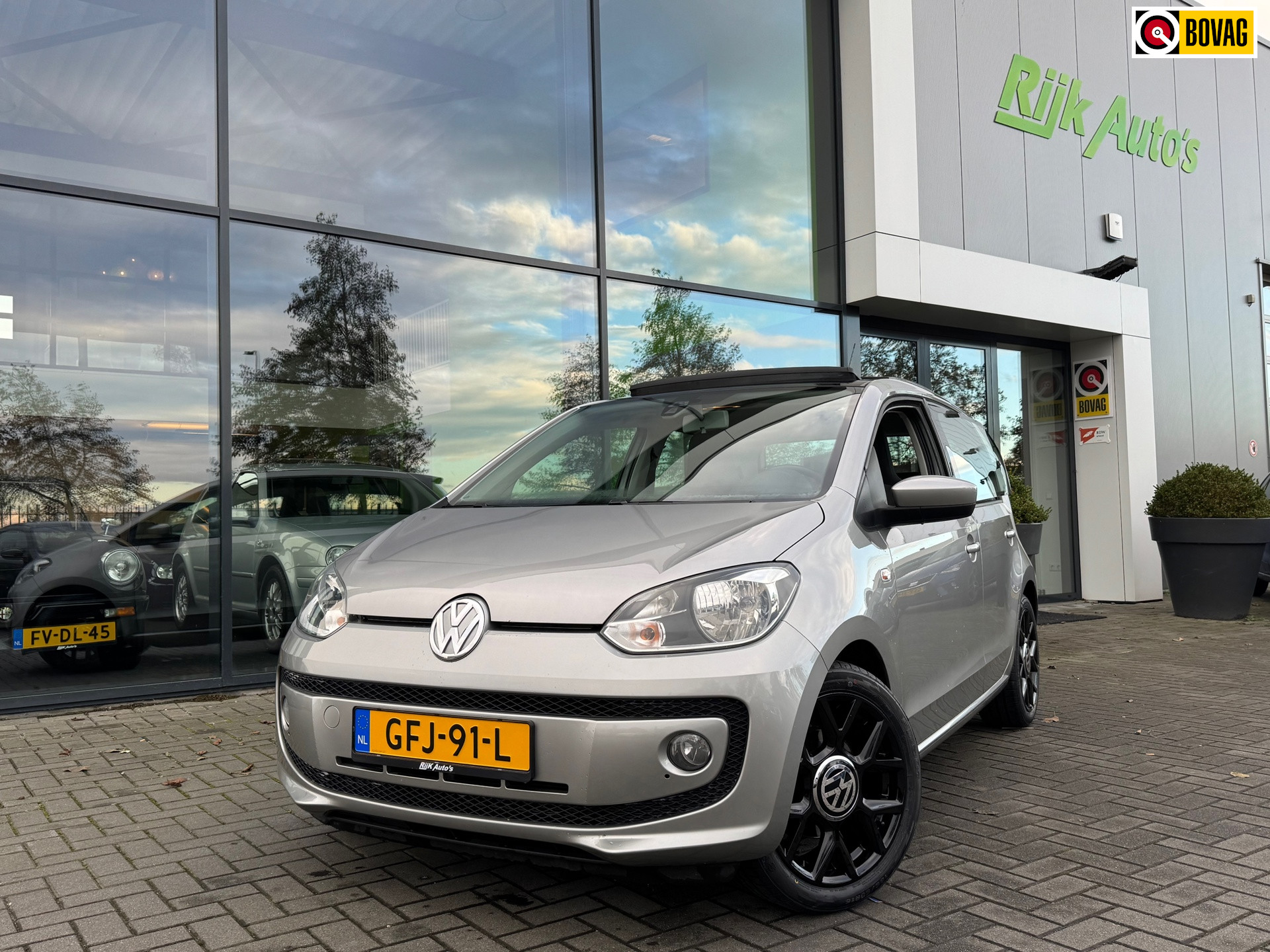 Volkswagen Up! Panoramadak * 75pk * Cruise Stoelverwarming * PDC