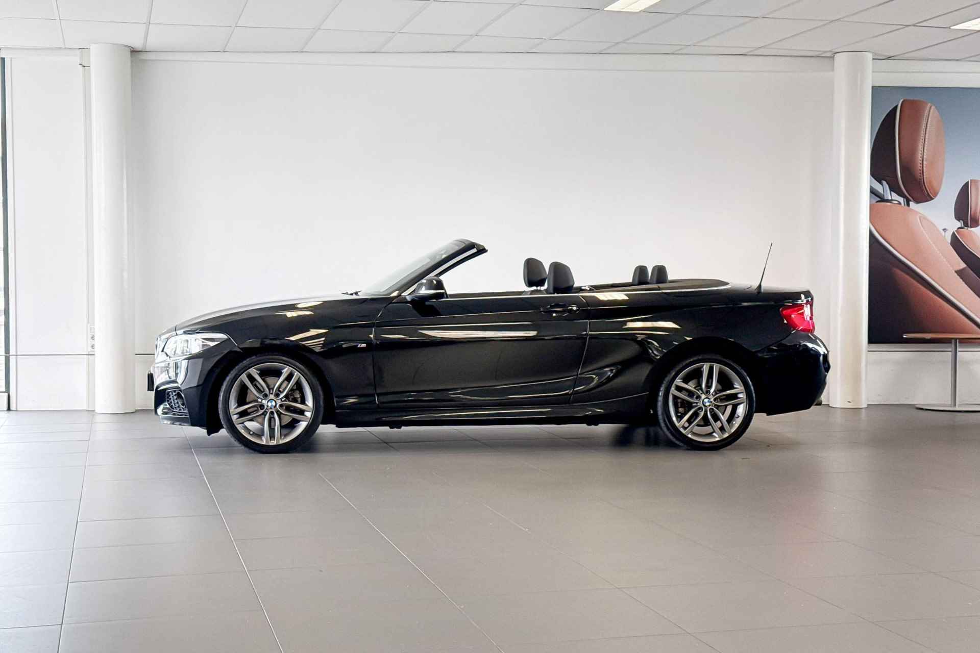 BMW 2 Serie Cabrio 220i High Executive | M Sport | Achteruitrijcamera | Comfort Access | Stoelverwarming | - 2/24