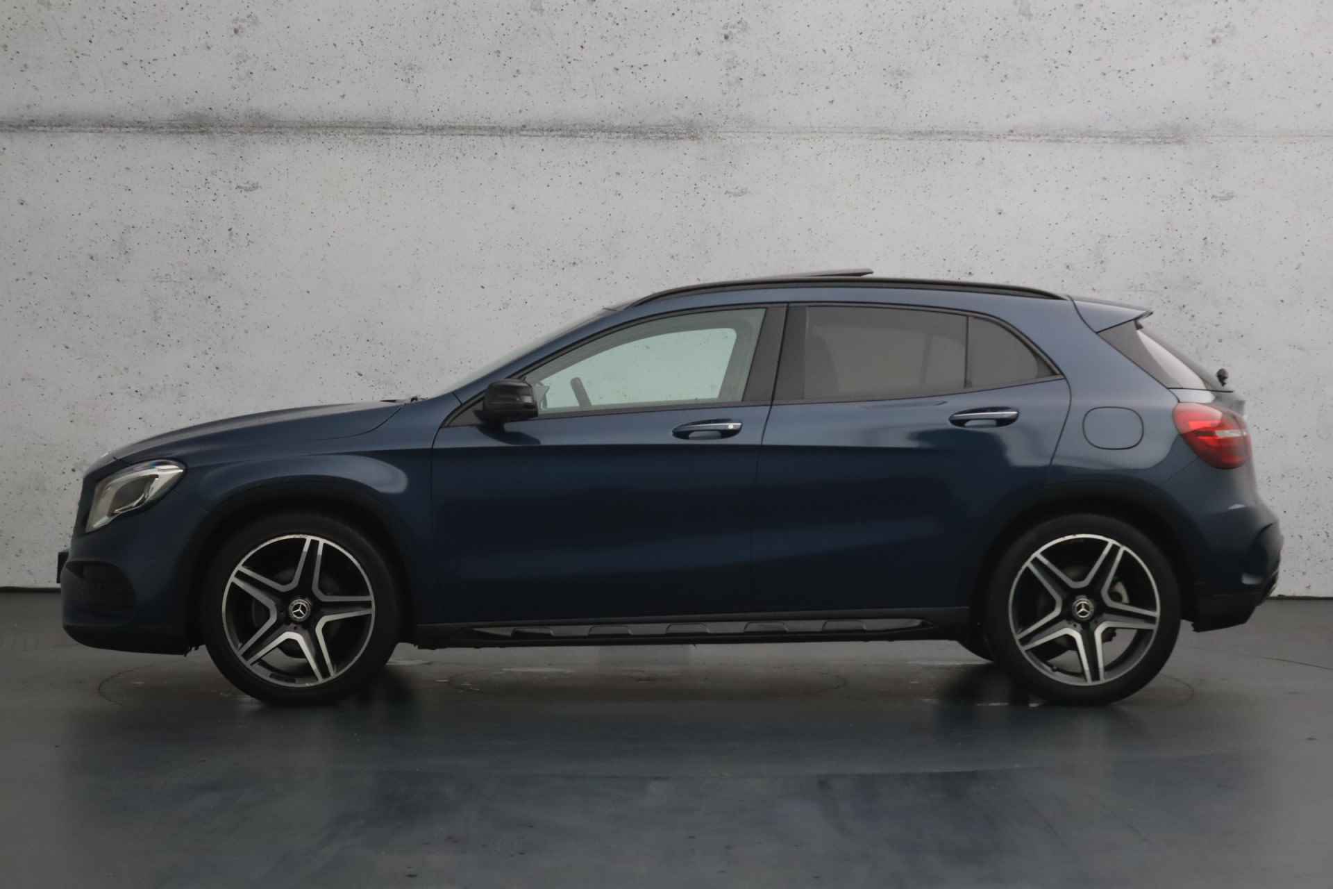 Mercedes-Benz GLA 180 Business Solution AMG Night Upgrade | Camera | Panoramadak | Parkeersensoren | Stoelverwarming - 7/32