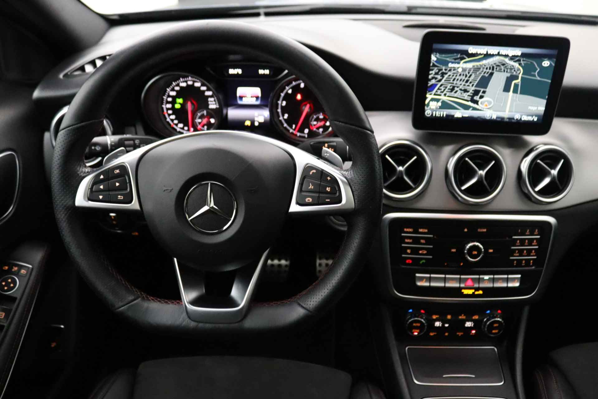 Mercedes-Benz GLA 180 Business Solution AMG Night Upgrade | Camera | Panoramadak | Parkeersensoren | Stoelverwarming - 16/32