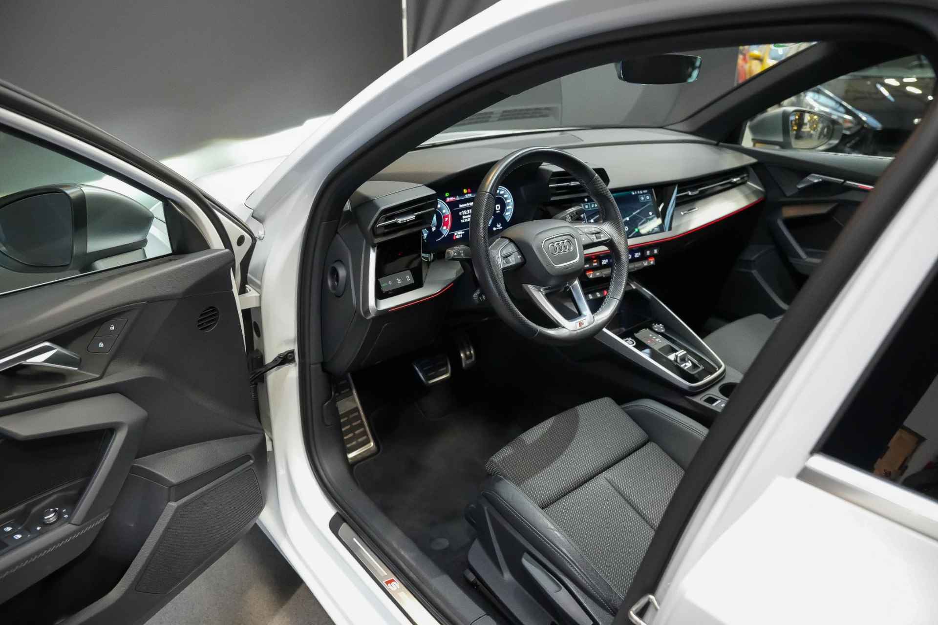 Audi A3 Sportback 35 TFSI 150pk S-edition AUTOMAAT |panoramadak|virtual cockpit|BTW|Apple Carplay & Android Auto|LED|cruise control|park assist|stoelverwarming|parkeersensoren voor en achter| - 30/40