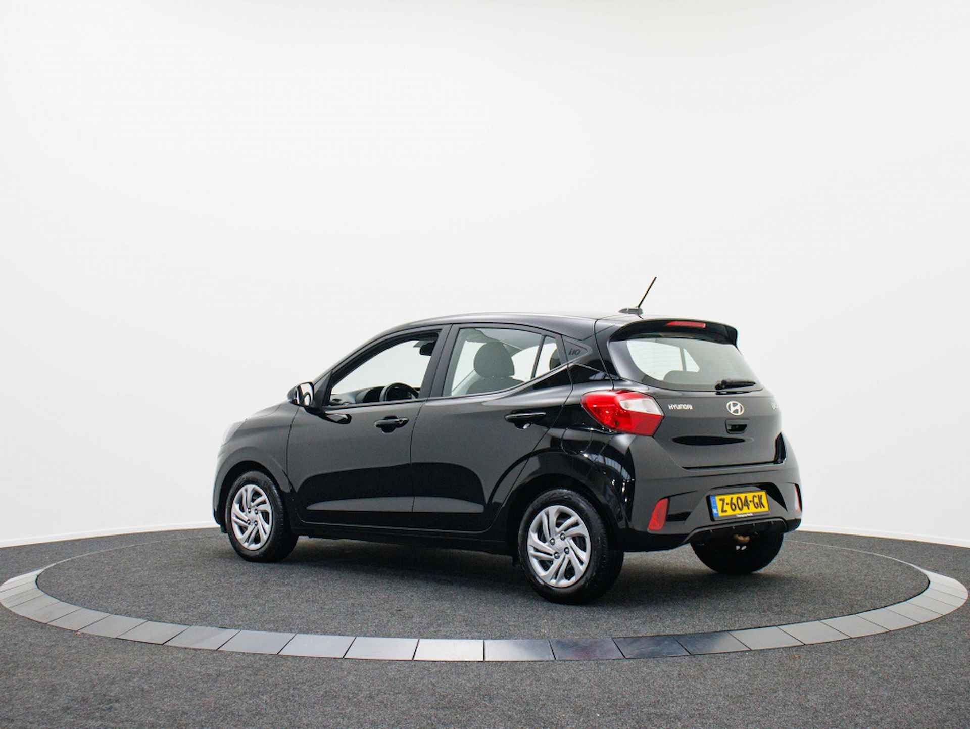 Hyundai i10 1.0 Comfort | Private lease 309 pm | Navi by App - 2/40