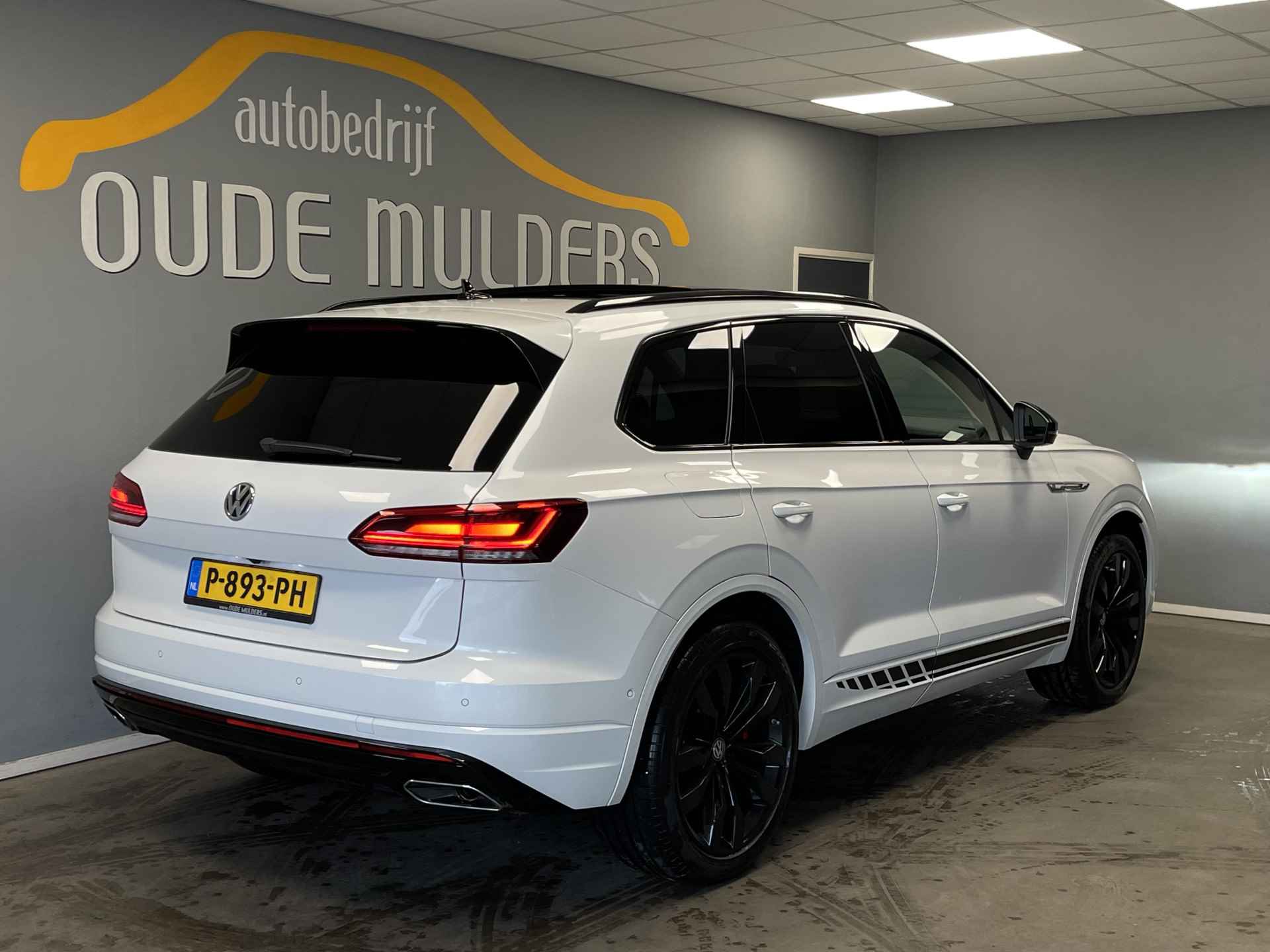 Volkswagen Touareg 3.0 TSI R-Line 340 PK Panoramadak/Camera/Luchtvering - 5/37