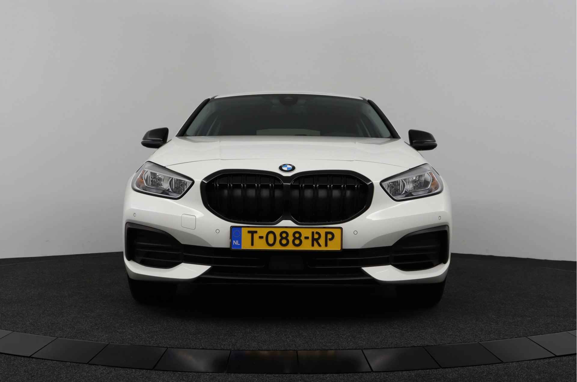 BMW 1-serie 118i Black Optic Sport, 12 MND BOVAG GARANTIE | Navigatie | Keyless | PDC - RIJKLAAR ZONDER MEERPRIJS - 3/33