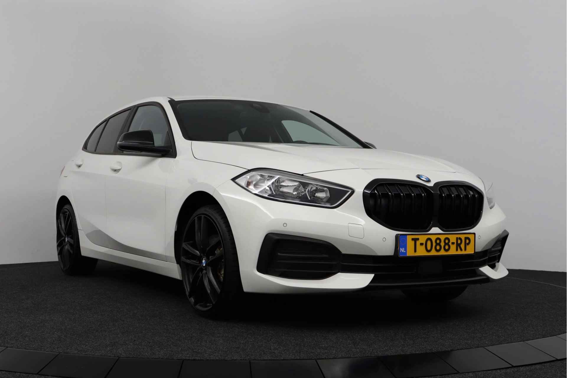 BMW 1-serie 118i Black Optic Sport, 12 MND BOVAG GARANTIE | Navigatie | Keyless | PDC - RIJKLAAR ZONDER MEERPRIJS - 4/33