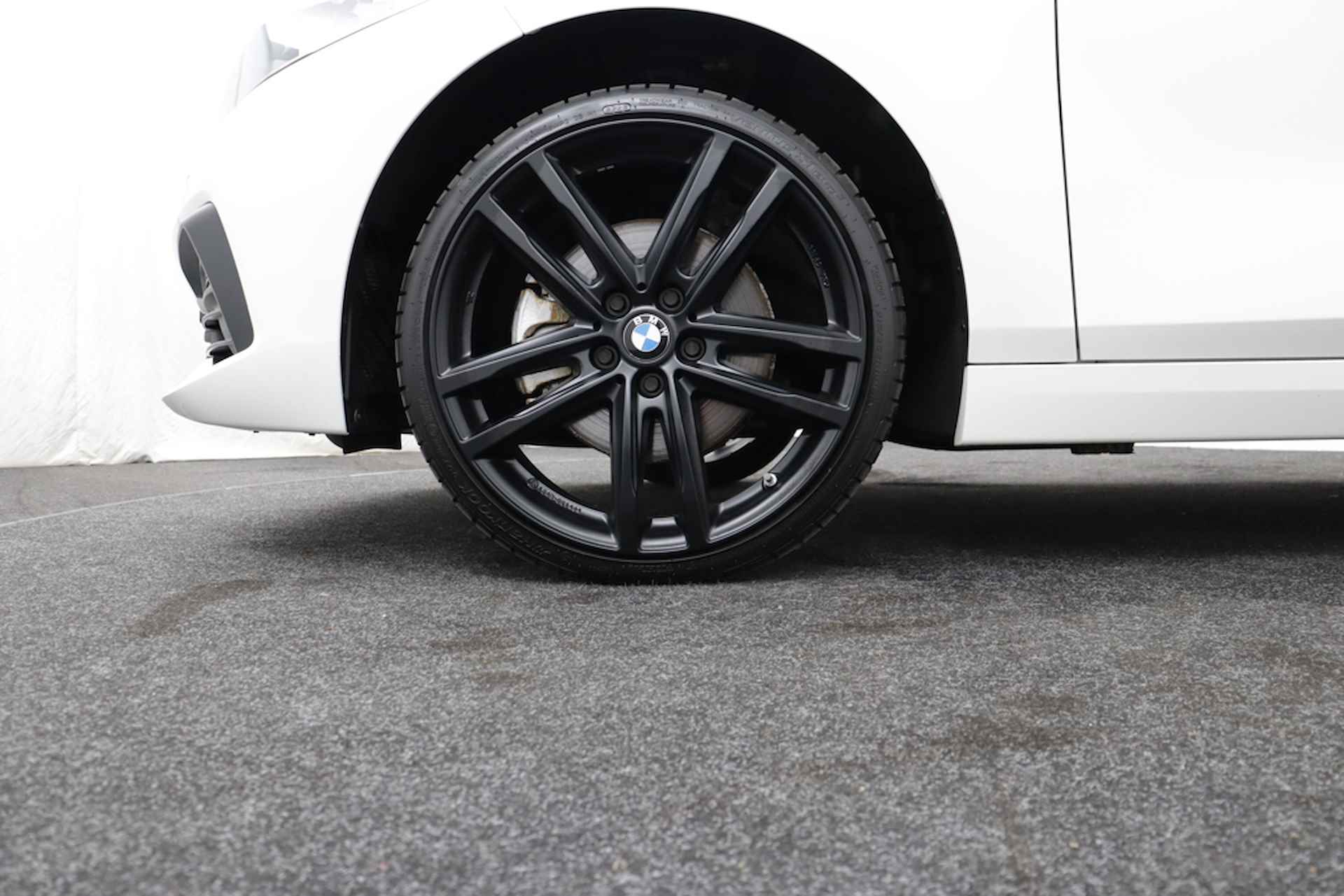 BMW 1-serie 118i Black Optic Sport, 12 MND BOVAG GARANTIE | Navigatie | Keyless | PDC - RIJKLAAR ZONDER MEERPRIJS - 26/33