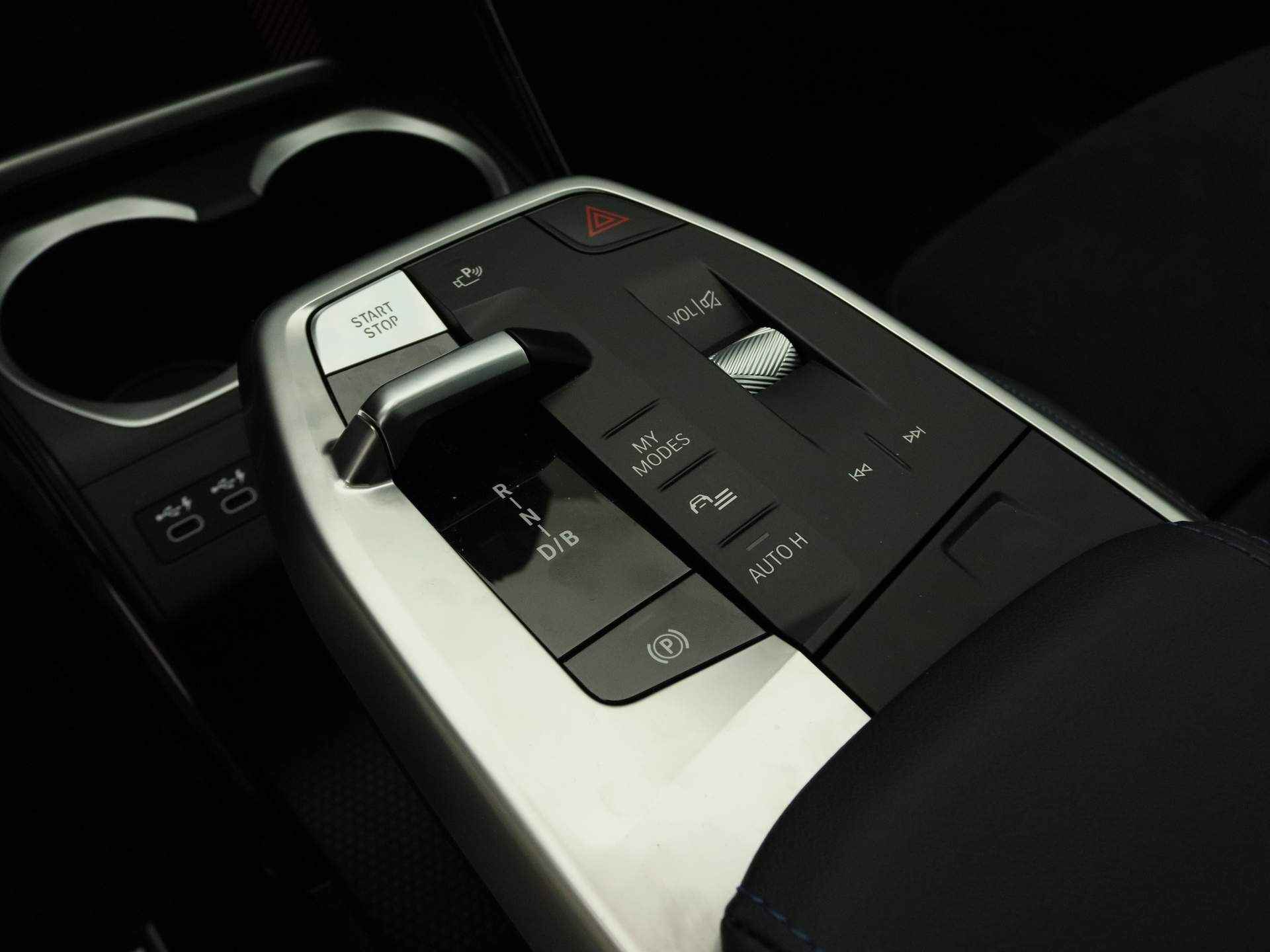 BMW iX1 eDrive20 67 kWh High Executive M Sportpakket / Panoramadak / Trekhaak / Harman Kardon / Head-Up Display / Adaptief M Onderstel / 19'' - 18/33