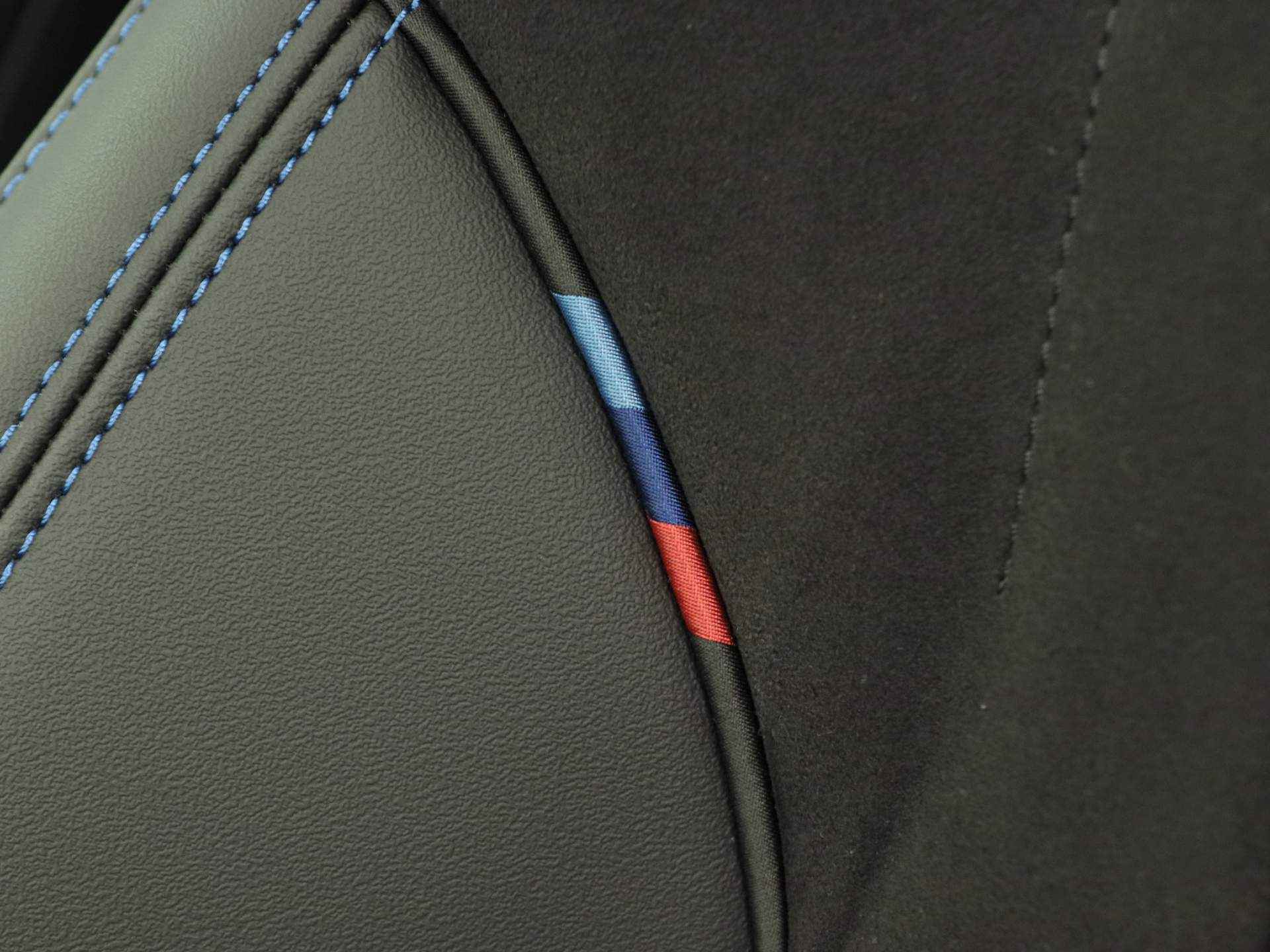 BMW iX1 eDrive20 67 kWh High Executive M Sportpakket / Panoramadak / Trekhaak / Harman Kardon / Head-Up Display / Adaptief M Onderstel / 19'' - 28/33