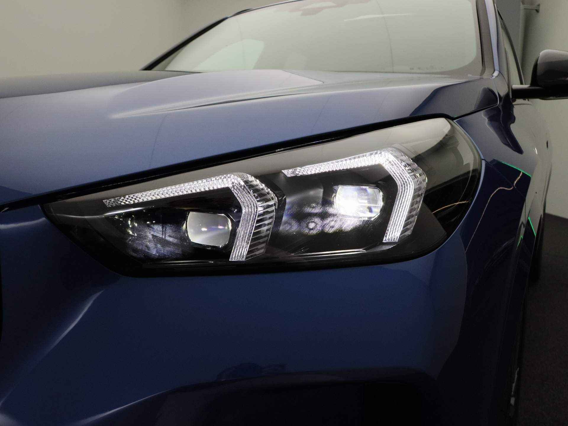BMW iX1 eDrive20 67 kWh High Executive M Sportpakket / Panoramadak / Trekhaak / Harman Kardon / Head-Up Display / Adaptief M Onderstel / 19'' - 32/33