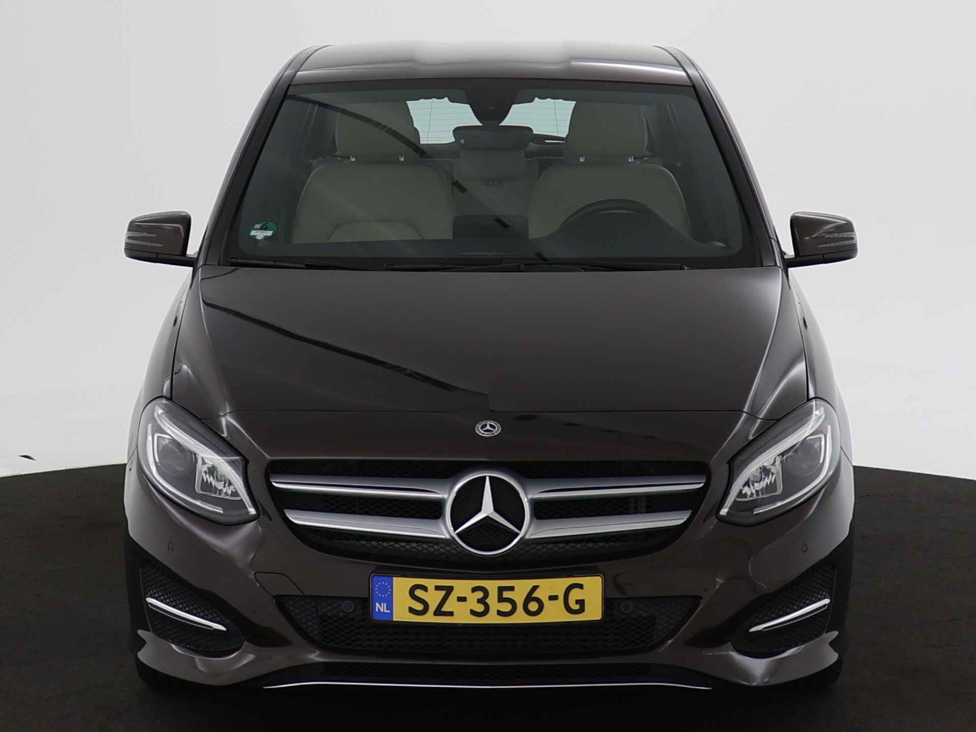 Mercedes-Benz B-Klasse 180 Style automaat | Stoelverwarming | Electr.inklapbare buitenspiegels| Lederlook | LED lights | Climatronic | Parkeersensoren V+A en camera achter | | Navigatie | Bluetooth | - 30/45