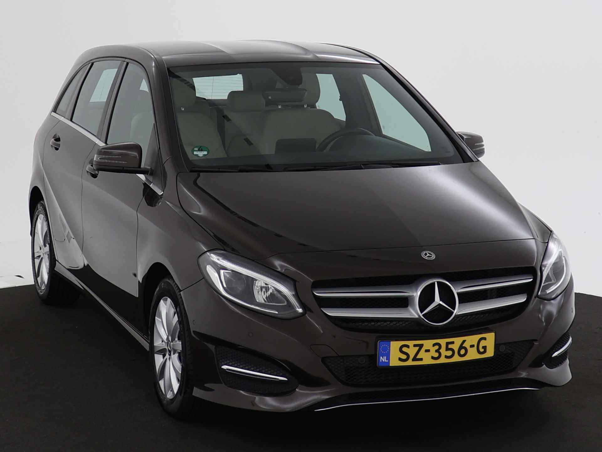 Mercedes-Benz B-Klasse 180 Style automaat | Stoelverwarming | Electr.inklapbare buitenspiegels| Lederlook | LED lights | Climatronic | Parkeersensoren V+A en camera achter | | Navigatie | Bluetooth | - 31/45